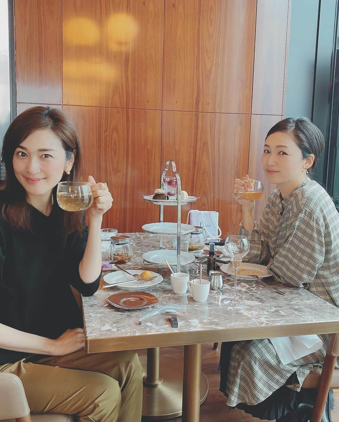 織香さんのインスタグラム写真 - (織香Instagram)「マダム桂子TEAを嗜みにオープンしたばかりのTHE AOYAMA GRAND Hotelへ😊 ・ 芦田桂子ちゃんの手がける薬膳美容ハーブティがなんと✨✨✨ 青山グランドホテル20FのTRATTORIA ANDOREA ROSSIのアフタヌーンティーでも楽しめる事になりました❤️ アフタヌーンティー大好きだけど、紅茶の飲み過ぎはカフェインが気になる所。。 美容に良い薬膳茶が何杯でも頂けるなんて嬉しすぎる😍しかも、桂子TEAは本当に飲みやすく美味しいので、薬膳やハーブティ苦手な方にもお勧め❣️ ・ 沢山のスイーツを美味しくいただきながら、久々に会えた皆で楽しくゆっくり時間を過ごしました🥰 ・ #また行きたい #afternoontea#theaoyamagrandhotel #tokyo#friends」10月12日 11時53分 - orikagram