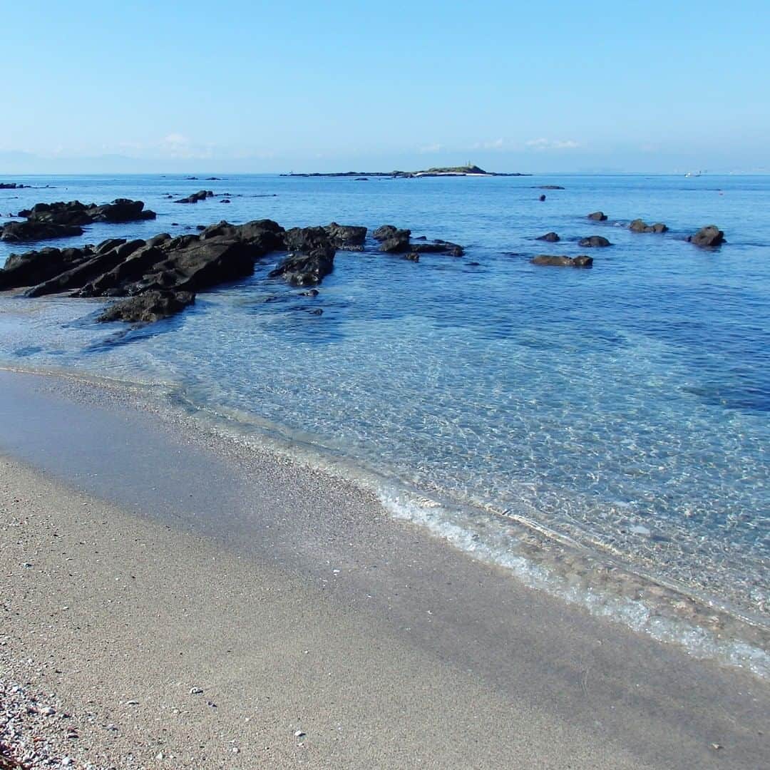 【公式】オーシャンリゾートホテル マホロバ・マインズ三浦さんのインスタグラム写真 - (【公式】オーシャンリゾートホテル マホロバ・マインズ三浦Instagram)「三浦半島の西側、立石付近の海です。かなりの透明度！  #海 #旅遊 #砂浜 #旅行気分 #ダレカニミセタイケシキ #立石 #リゾートテレワーク #おうちで旅体験 #海好きな人と繋がりたい #海水浴 #立石公園 #海のある生活 #rakutentravel #海のある暮らし #igで繋がる海 #みさきまぐろきっぷ #gotoトラベル #田舎暮らし #gotoトラベルキャンペーン #三浦半島いいところ🙌 #移住 #三浦 #三浦市 #マホロバマインズ #maholovaminds #マホロバケーション #神奈川観光 #三浦半島 #マホロバ #マホロバマインズ三浦」10月12日 12時00分 - maholova_minds_miura