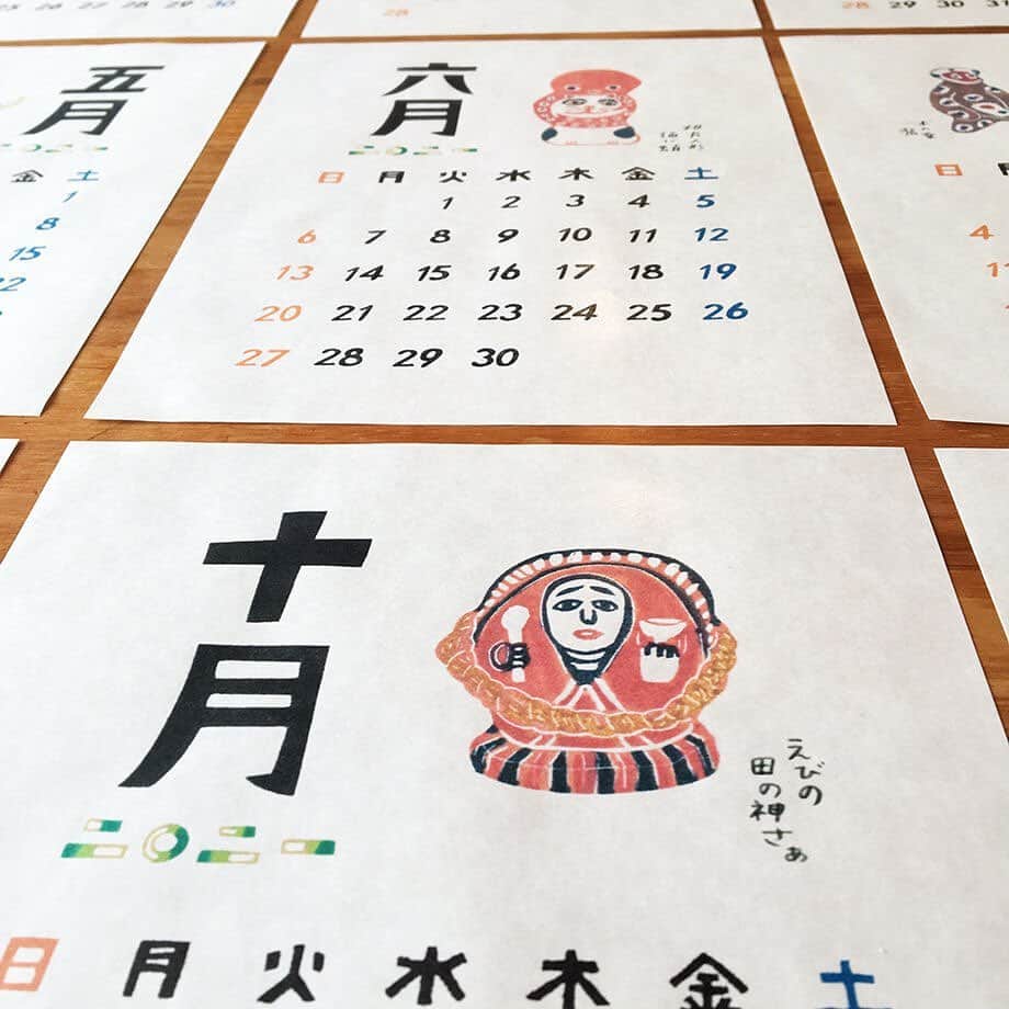 手紙社さんのインスタグラム写真 - (手紙社Instagram)「【“日本の民芸人形”が描かれたカレンダーで旅行気分を味わいませんか？】﻿ その場でお話をしながら、自分だけのとっておきのはんこを削り上げてくれる「norioはんこ店」。今回のもみじ市のテーマ作品『2021年カレンダーnorioはんこ』は、“日本の民芸人形”が月ごとに書き下ろされた作品。まるで国内旅行をしているような気分を味わえますよ！﻿ ﻿ また、本日15時から行うオンラインミーティングでは「はんこの使い方を広げてみよう！」をテーマに、色合いや押し方によっても雰囲気がくるくる変わって楽しいはんこを、今回はさらに新たな押し方がないかnorioさんと研究します！　過去作品の紹介や、実際にはんこを彫る様子もご覧いただけますので、ぜひご参加ください！﻿ ﻿ ▶︎「norioはんこ店」さんのオンラインミーティングは「10/12（月）15:00〜」﻿ ﻿ ▶︎「norioはんこ店」さんの販売期間は「10/12（月）16:00〜10/19（月）16:00」﻿ ﻿ ▶︎詳細はプロフィール「@momijiichi_staff」のリンクより公式サイトへ！﻿ ﻿ ＜「新しいオンラインフェスティバル・もみじ市」開催概要＞﻿ 出店者によるオンラインミーティング開催期間：2020年10月12日（月）〜18日（日）﻿ オンラインショップ開設期間：2020年10月12日（月）〜24日（土）﻿ ※出店者によって開設期間が異なります﻿ 会場：もみじ市公式サイト﻿ ﻿ ◎「新しいオンラインフェスティバル・もみじ市」は3本立て！﻿ 1. オンラインミーティング（番組）﻿ すべての出店者がアトリエツアーや作品紹介等の番組を配信。﻿ 2. オンラインショッピング﻿ 出店者による新作や、ここでしか買えない限定作品、もちろん、定番商品も購入することができます！﻿ 3. スペシャルライブ番組﻿ ミーティング最終日に、5組のアーティストが次々に登場する音楽番組を特別開催します。﻿ ﻿ #手紙社#手紙舎#tegamisha#もみじ市#momijiichi#zoom#zoom講座#オンライン講座#オンラインイベント#オンライン#オンライン配信#オンライン開催#新しいオンラインフェスティバル#SWING#norioはんこ店#はんこ#craft」10月12日 12時06分 - tegamisha