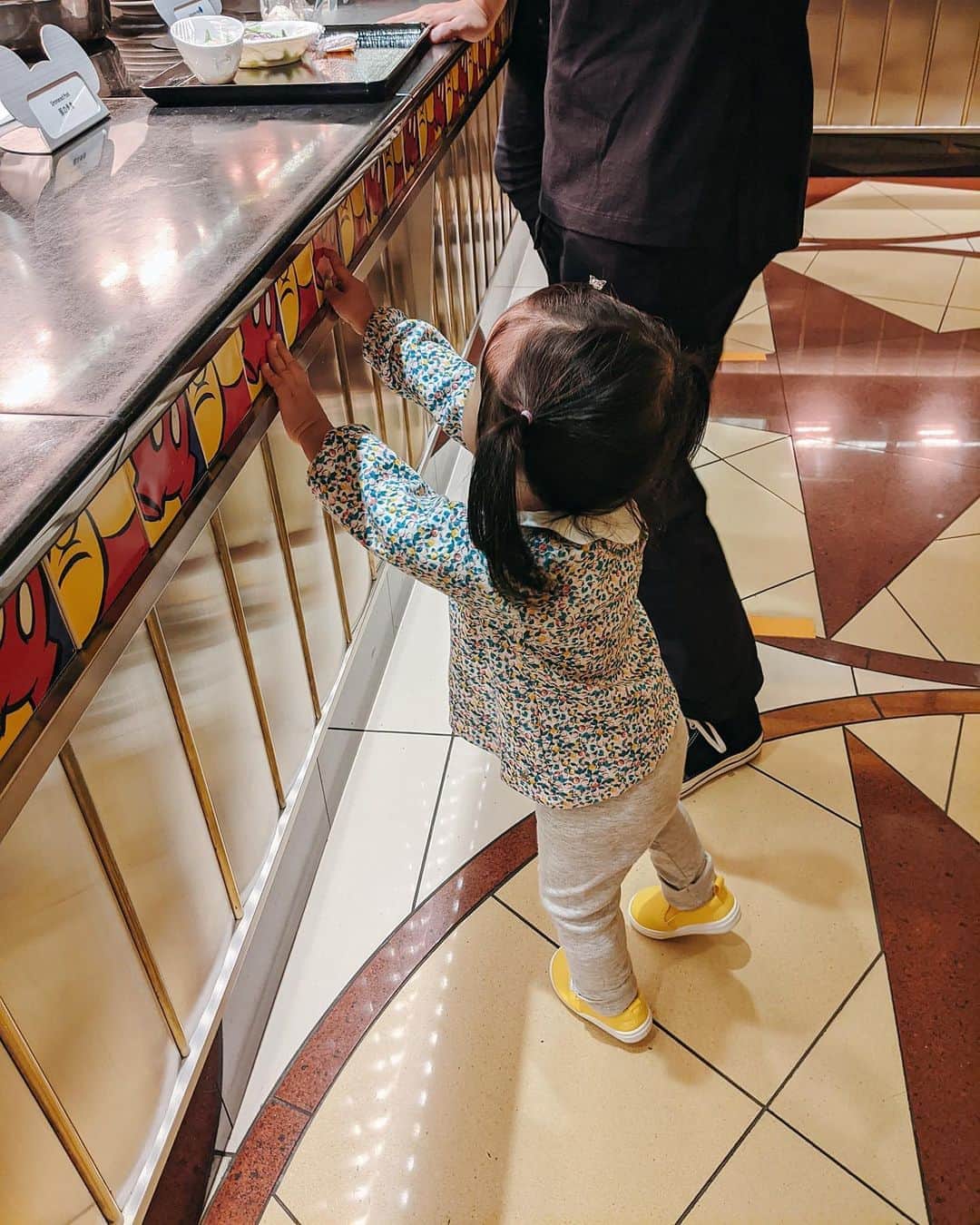 のインスタグラム：「. . どれにしようかなぁ〜👧🏼🍭 . . シェフ・ミッキーも未だコロナ対策でキャラクターの出演は中止しているそう🐭💔 入り口にある置き物でさえキッキー！と飛び跳ねて喜ぶなら、ミッキーに会えたらどんな反応をするんだろう🥺 早くまた行きたい🏰💕 . しつこかったディズニーの投稿もこれでおしまいです😂 . #breakfast #chefmickey #ambassadorhotel #シェフミッキー #アンバサダーホテル」