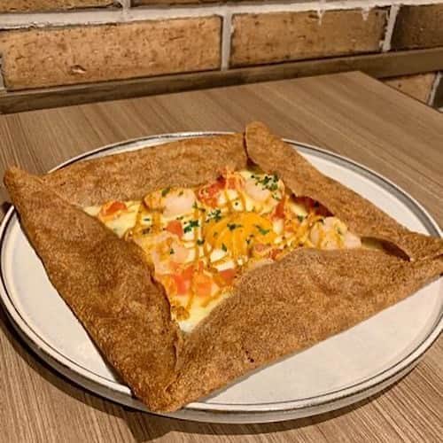 T.G.HEARTH TGハースのインスタグラム：「こんにちはハース恵比寿店です🤗﻿ 今週のランチメニュー紹介♪﻿ ・若鶏🐓の香草🌱パン粉焼き~粒マスタードソース~﻿ ﻿ ・小海老🍤とトマト🍅のガレット﻿ 　　　　　　　　　　~スパイシーマヨソース~﻿ ﻿ ・ツナ🐟とほうれん草でクリーーームパスタ‼️‼️﻿ ﻿ ・つくば鶏🐔と薩摩芋🍠インゲンで﻿ 　　　　　　　　　　あつあつマカロニグラタン﻿ ﻿ 唐揚げとロティサリーチキンもあるよ🤓✨✨✨﻿ ﻿ デザートの日は毎週水曜日・木曜日💕﻿ LINE会員ならお得な事いーーっぱい🥳﻿ 今日のランチはハース恵比寿店で決まりだね👍﻿ ﻿ ﻿ ﻿ ﻿ ﻿ ﻿ テイクアウト限定チキンのご案内↓↓↓﻿ 当店名物ロティサリーチキン1羽まるごと¥1980🐓﻿ ☎️03-6416-9830﻿ ﻿ ◆ガレット（YouTubeで動画も見れるよ‼️）﻿ https://www.instagram.com/galette.galette/﻿ ﻿ https://m.youtube.com/channel/UC4nVtquelZgXuDnXWpCQ9sg﻿ ﻿ ◆Uber eats・menu・出前館によるデリバリー﻿ 11:30〜21:00﻿ ﻿ ◆LINE@登録お願いします♪﻿ https://lin.ee/g0H4jc6﻿ ﻿ ﻿ 皆さまの笑顔に会えますように！💕💕💕﻿ ﻿ ﻿ #ハース恵比寿店#代官山ディナー#代官山ランチ#恵比寿グルメ#恵比寿ビストロ#恵比寿ディナー#代官山グルメ #ハース #代官山テイクアウト#恵比寿ランチ#ガレット#チーズ#ロティサリーチキン#gotoeatキャンペーン#gotoキャンペーン#恵比寿ワイン#gotoeat #渋谷ディナー#恵比寿チーズ#ローストチキン#渋谷グルメ#渋谷ランチ#渋谷チーズ#恵比寿カフェ#チーズケーキ#渋谷カフェ#恵比寿新聞#恵比寿ビール#チーズフォンデュ#恵比寿テイクアウト」