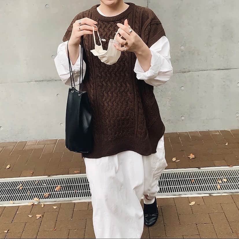DHOLIC SNAPのインスタグラム：「@1____99__4さんの#dholicsnap   VEST：@dholic_official   【LADIES】 #ツイストルーズベスト 全4色￥2,970(税込)  LINE@お友だち追加でもらえるクーポン使用で【10％OFF】 10/14(水)17時まで！⁠   みなさんもぜひ#dholicsnap をつけて コーディネートを投稿してください📸💕   ※上記以外のご着用アイテムにつきましては品切れ商品、または、私物となります。   #DHOLIC#dholicism#fashion#ootd #プチプラコーデ#今日のコーデ#今日の服 #ベスト#ベストコーデ秋冬コーデ#ブラウン #プチプラコーデ#シンプルコーデ#シンプルカジュアル」
