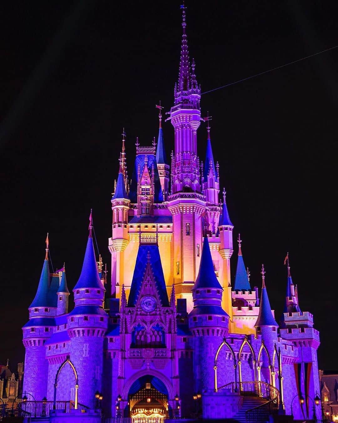 Good Morning Americaさんのインスタグラム写真 - (Good Morning AmericaInstagram)「Cinderella Castle at the Magic Kingdom lit up in bright purple and gold in honor of the LA @Lakers’ big win tonight during the 2020 NBA Finals, hosted at @ESPN Wide World of Sports Complex at @WaltDisneyWorld.」10月12日 12時08分 - goodmorningamerica
