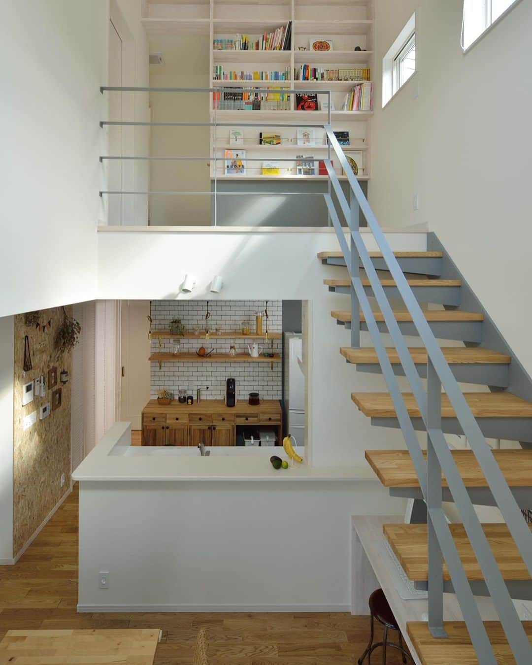 ルポハウス一級建築士事務所さんのインスタグラム写真 - (ルポハウス一級建築士事務所Instagram)「・ ・ ・ デザイン性の高い階段を上がると本棚がお目見え。 ・ 見せる収納と機能性を併せ持った、本との距離を近づける空間です。 ・ ・ ・ 𓐌𓐌𓐌𓐌𓐌𓐌𓐌𓐌𓐌𓐌𓐌𓐌𓐌𓐌𓐌𓐌𓐌𓐌  ルポハウスの施工事例はこちらまで☞ @reposhouse  𓐌𓐌𓐌𓐌𓐌𓐌𓐌𓐌𓐌𓐌𓐌𓐌𓐌𓐌𓐌𓐌𓐌𓐌 #ルポハウス は#ちょっとかっこいい家 を"友人のために" という思いでつくっています。 一生に一度の#マイホーム。 「あなたにしかできない」×「ルポハウスだからできる」で、 私たちだけの#家づくり を思いっきり楽しんでみませんか？！ ・ ・ ・ #住宅 #注文住宅 #新築一戸建て #住まい #シンプルな暮らし #デザイナーズ住宅 #外観 #一級建築士事務所 #設計事務所 #design #simple #滋賀 #大津 #草津#リビング階段 #階段インテリア #鉄骨階段 #見せる収納棚 #見せる本棚」10月12日 12時09分 - reposhouse