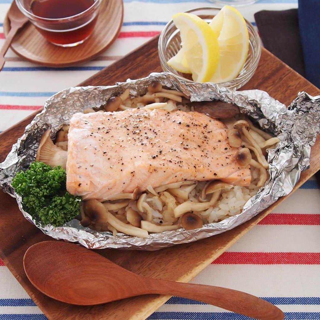 のインスタグラム：「【きのことサーモンのホイル焼きごはん】 . きのことサーモンの旨みがしみこんだご飯は絶品♪ アウトドアでは鉄板や網にのせて調理してもOKです。 . ▼材料（1人分） ❁パックごはん：180g ×１パック ❁めんつゆ（３倍濃縮）：小さじ２ ❁しめじ（小房に分ける）：25g ❁エリンギ（薄切り）：小１本（約25g） ❁サーモン（刺身用）：小１柵（約100g） ❁サラダ油：小さじ1/2 ❁塩・こしょう：少々 ❁バター：10g ❁レモン・ポン酢しょうゆ：適量 . ▼作り方 ①パックごはんに、めんつゆを混ぜ合わせておく . ②大きめのアルミホイルを準備し、サラダ油を塗って（１）を入れる . ③ごはんの上にしめじ、エリンギをのせて塩・こしょうする。 更にサーモンをのせて同様に塩・こしょうし、バターをのせてアルミホイルでしっかり包む . ④フライパンに（３）置き、周りに水（約100cc）を入れてフタをする。 沸騰後、中火で５～６分蒸し焼きする . ⑤パセリを飾り、レモン、ポン酢しょうゆを添えて召し上がれ . #ごはん #rice #gohan #パックごはん #パックご飯 #レシピ #おうちごはん #おうちキャンプ #庭キャンプ #簡単レシピ #キャンプ飯 #キャンプごはん #アウトドア飯 #アレンジレシピ #ホイル焼き #デリスタグラム #foodstagram #今日のごはん #TableMark #テーブルマーク」