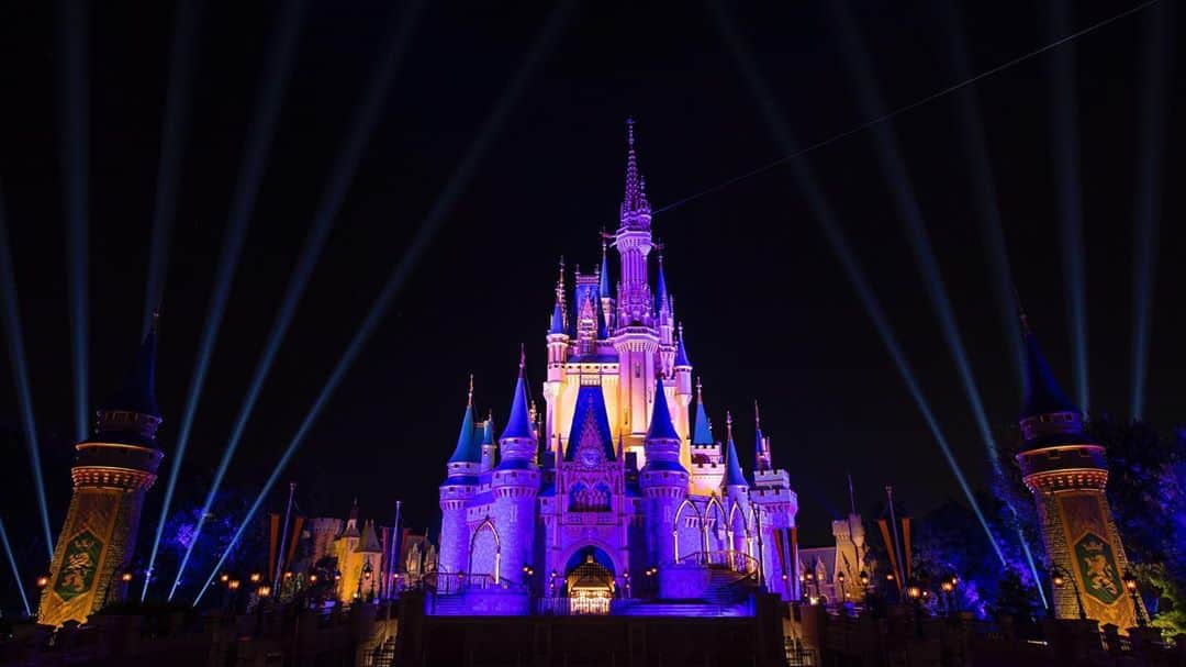 Walt Disney Worldのインスタグラム：「Champions! 🏀 Cinderella Castle at Magic Kingdom Park is lit a bright purple and gold in honor of the @Lakers big win tonight during the 2020 @NBA Finals hosted at the ESPN Wide World of Sports Complex! See more on the @DisneyParksBlog.」