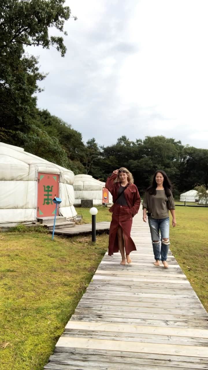 のインスタグラム：「ママ、いつもいきなりウォーキングやりたがる😂❤️可愛い✨ Mom always wanna do cat walk lol 😂 ela sempre quer desfilar kk ✨ ✨ ✨  #catwalk #momandi #momanddaughter #親子 #ママ #ママファッション #ファッションショー #desfilesdemoda #julianaminato #那須高原 #ファッションショー」