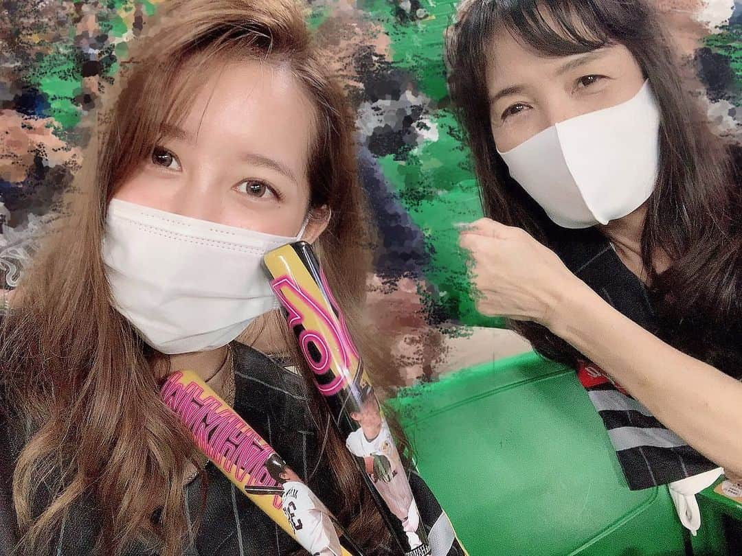 野形仁美のインスタグラム：「昨日はようやく母を連れて ドームに行ってきました🥳 今年初現地の母☺️🤍 私たち夫婦の事を一番考えてくれて 一番時間も労力も注いでくれている母🙏 一緒に観戦できてよかった☺️ 初めて選手の似顔絵ラテ？を買ってみた🥺 クオリティがすごかった🥳🥳🤍 松田選手に森投手に メモリアルな試合になりました🥂 知人に言われて知りましたが 昨日の声出しでこんな事を言っていたみたいですが(5枚目) 結果、宣言通りとは行かず…😂 勝負の世界は厳しい！👊🏻 今日でしっかり切り換えて 明日から、勝利に貢献できるよう頑張って貰いたいです⚾️ #sbhawks #ホークス15周年」