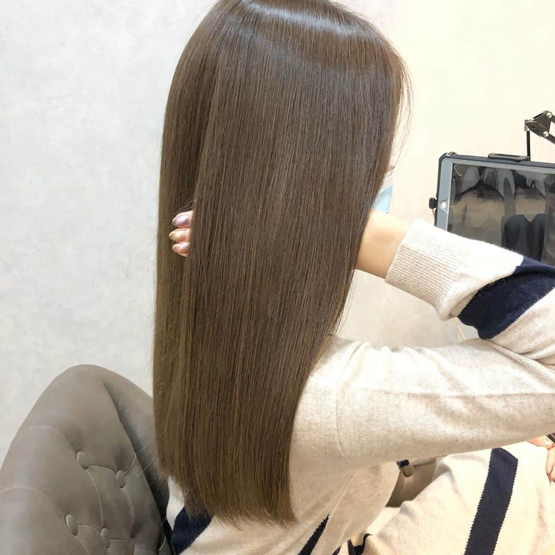 【高砂・美容師】平岡歩 ヘアアレンジ hairarrangeさんのインスタグラム写真 - (【高砂・美容師】平岡歩 ヘアアレンジ hairarrangeInstagram)「【平岡オリジナル髪質改善】  こちらの髪質改善は 髪の内側にタンパク質を詰め込んで内側から髪に張りを作り 一本一本をしっかりさせる事で 艶がでてくるタイプのトリートメントです♪ ＿＿＿＿＿＿＿＿＿＿＿＿＿＿＿＿＿＿＿＿＿＿＿﻿ ﻿ ウールーでは髪を綺麗するだけではなく、シンプルに来てくれた人を幸せにしたい☺️﻿ ﻿ 僕の想いは、お客様にとってWooluuwに来る事が、旅行に行く事と同等くらいの位置付けでありたいと思っています。﻿ 僕自身、旅行に行く事が凄く好きで、旅行いくぞー！ってなって、予約して、﻿ ﻿ その日まで後1ヶ月、﻿ あと1週間﻿ あと3日﻿ あと1日！﻿ ﻿ って、その日が来るまでワクワク楽しみで、なんかいつもよりテンションも高くいれて、そんな気持ちをWooluuwに行く前からも感じてもらえたら、皆様が幸せでいてもらえるんじゃないかと思い、日頃から技術を磨いたり、アイデアを振り絞って頭を使ってみたりしています☺️ ﻿ ﻿ もちろん御来店頂いた当日も至福の時間を過ごしていただき、また次回の御来店までの活力を髪に想いを込めて送り出させていただきたいと思っています☺️﻿ ﻿ ウールーのテーマでもある、﻿ 【写真に残しておきたくなるような空間】が旅行とか楽しいこととリンクしていれば嬉しいです✨﻿  ＿＿＿＿＿＿＿＿＿＿＿＿＿＿＿＿＿＿＿＿＿＿＿﻿ ﻿ 画像スワイプしてみてください♪﻿ ﻿ 画像や動画は保存して後から見返してにお使い下さい♪﻿ ＿＿＿＿＿＿＿＿＿＿＿＿＿＿＿＿＿＿＿＿＿＿＿﻿ ﻿ 【自分に合うカラーをお探しの方】﻿ 【ハイライトカラーをお探しの方】﻿ 【髪質改善をしたい方】﻿ 【ヘアアレンジがしたい方】﻿ ﻿ ﻿ の方々向けに毎日更新しています✨﻿ フォローして応援して頂ければ嬉しい限りです😆﻿ ﻿ ⬇︎⬇︎⬇︎⬇︎⬇︎⬇︎⬇︎⬇︎⬇︎⬇︎⬇︎⬇︎⬇︎⬇︎⬇︎⬇︎⬇︎⬇︎﻿ 《@ayumi_hiraoka》﻿ ＿＿＿＿＿＿＿＿＿＿＿＿＿＿＿＿＿＿＿＿＿＿＿﻿ @wooluuw 代表　﻿ 平岡歩﻿ ﻿ ウールーは﻿ ・キッズルーム完備﻿ ・FREE Wi-Fi﻿ ・日替わりデザートサービス🍰﻿ ・豊富なドリンクサービス🥤﻿ ・オリジナルシャンプー﻿ など、ウールーでしか体験できない﻿ 想い出に残る仕掛けが沢山あります✨﻿ ﻿ ただ髪を綺麗に整えるだけでなく﻿ 私達が輝かせたいのはあなたの心です☺️ ﻿ ﻿ 【お店情報】﻿ 営業時間　10時〜20時ぐらい﻿ 料金表　インスタグラム　ハイライトに記載﻿ 住所　兵庫県姫路市二階町﻿ ﻿ 【ご予約方法】﻿ ご予約時にLINE @にて﻿ ・料金の事前提示﻿ ・所要時間の事前提示﻿ ・このカラーはどのメニュー選べばいい？﻿ などお気軽にご相談下さい🙇‍♂️ ご予約はこちらのLINEからお願いします♪﻿ LINE ID 【@ekm1861m】﻿ LINEのID検索より検索してください﻿ 最初の＠マークを忘れずに入れて下さい。﻿ ご質問などはコメントにお願い致します。﻿ ・﻿ ﻿ #髪質改善 #髪質改善トリートメント #髪質改善姫路 #姫路髪質改善 #トリートメント #ヘアトリートメント #グレージュカラー #アッシュ #ベージュカラー  #透明感カラー #ブリーチ無し  #姫路駅 #姫路 #高砂 #加古川 #himeji  #姫路美容院 #高砂美容院 #加古川美容院 #秋カラー #ブリーチなしカラー  #ブリーチ無しグレージュ #オリーブカラー #ブリーチなし #艶髪  #姫路美容師 #姫路美容室 #Wooluuw #ブリーチ無しベージュ」10月12日 12時48分 - ayumi_hiraoka