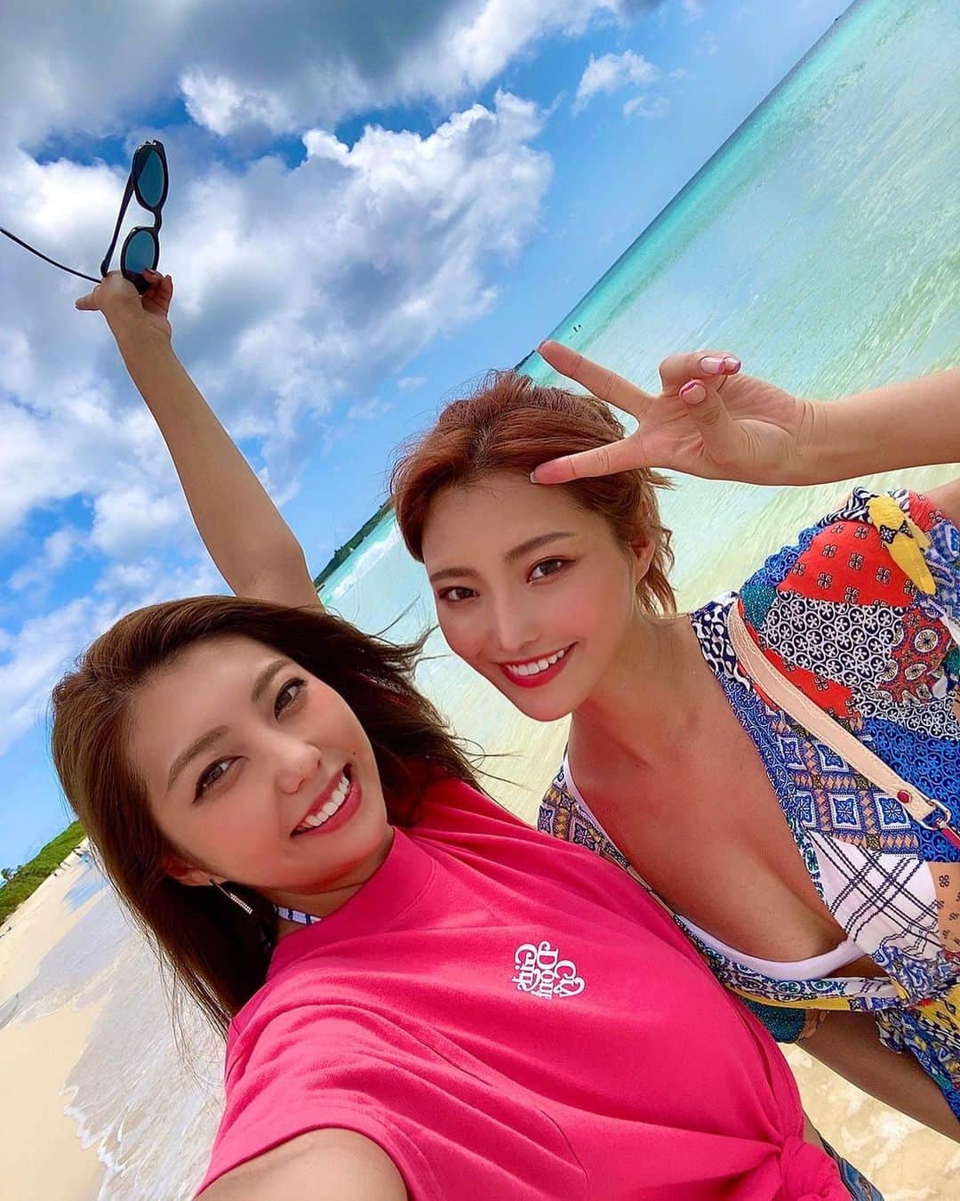 松岡凛さんのインスタグラム写真 - (松岡凛Instagram)「みーちゃんとなんだかんだゆっくり旅行なのは初かも👀💗  なんと言っても私、手ぶらで宮古島行くっていうハプニング！笑 お洋服も全てみーちゃんにお借りしました🤣🔥！！  全力でアクティビティーしてめちゃくちゃ笑ったメーン⚡️笑 海蛇が現れた時の2人のパニックよ笑　最高だなー🌺 本当にみーちゃんは姉貴！って感じでいつも優しくしてくれてお仕事の面でも刺激的♩  なんだかんだ出逢って、もー６年たつの🌟  あー書きたい事たくさんある♪ まだ載せたいのあるのでまた載せます😋  #松岡凛#グラビア#ラウンドガール#恵比寿マスカッツ#宮古島#思い出#本当にいつも頼ってばっかり#ありがとう#💗」10月12日 12時43分 - matuoka_1214