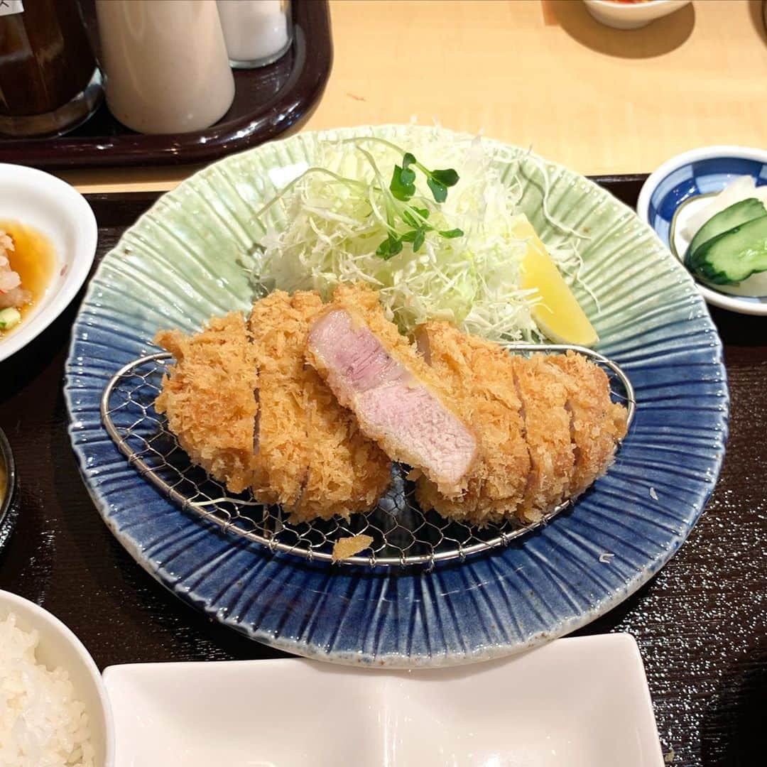 のインスタグラム：「とんかつの新店はチェックします。  八幡平ポークを使用しているそうです。  うまい。  #とんかつよしだ  #六本松グルメ」