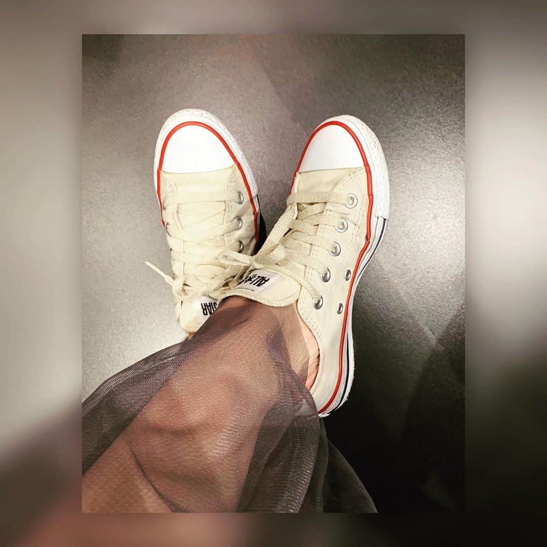 中澤裕子のインスタグラム：「🤍🤍  ちょっと間が空いてしまっていた トレーニング。 トレーニングメニュー、徐々に 以前の内容になってきた。 私のトレーナーさんは 可愛い顔してなかなか厳しい😂  #personal training #一人じゃ絶対さぼる  sneaker #converse」