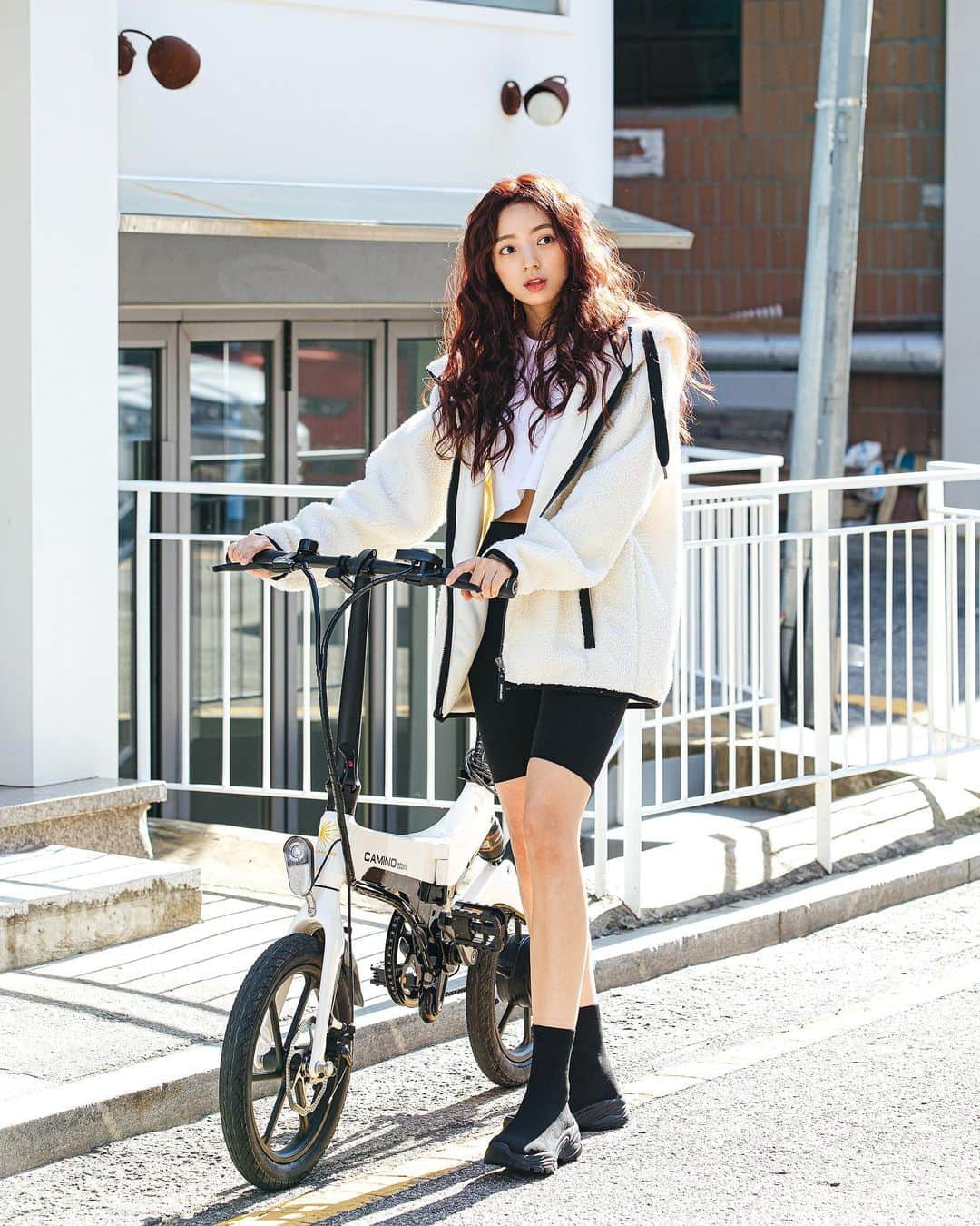 가로수길 , Seoulのインスタグラム：「Street Style for @akiiiclassic 🔥 바람이 선선하게 부는 날 ~후리스 입고 자전거 타기 딱 좋지요😊」