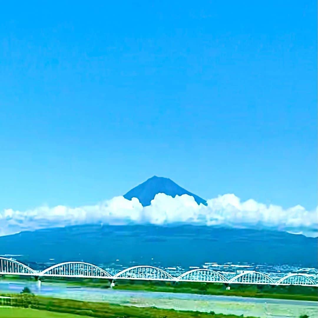 松尾貴史さんのインスタグラム写真 - (松尾貴史Instagram)「あーたまーをーくーもーのーうーえにーだーしー。  本日の #富士 様。  #mtfuji #富士山」10月12日 12時46分 - kitsch.matsuo