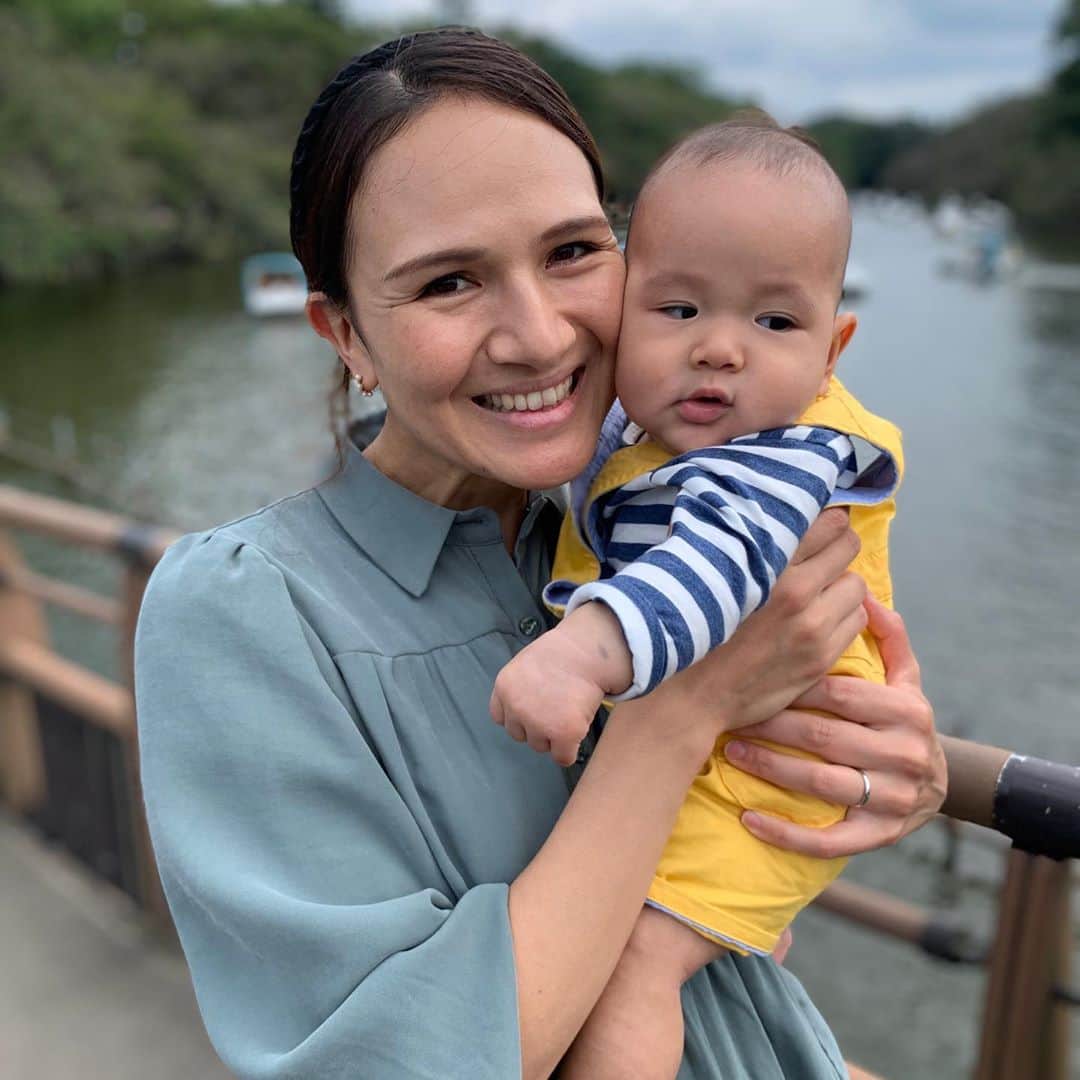 瀬間友里加のインスタグラム：「先日妹が遊びに来てくれたので公園へ❤️妹といるとキョトンとする息子🤣似てるからかな？👯‍♀️笑 先週は雨ばっかりだったけど今日は少し晴れ間が🌞✨お散歩日和かな🚶‍♀️ #ハーフバースデー #6ヶ月ベビー」