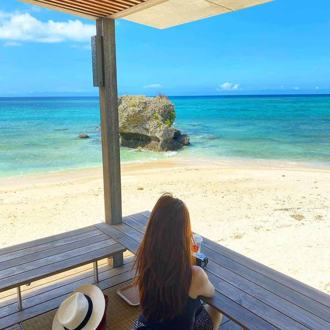 三浦マキさんのインスタグラム写真 - (三浦マキInstagram)「Straight to the beach& Beach  front cafe .Wanna have this view as my den☕️📖 海の見える絶景カフェ。目の前のビーチの透明度が目を見張るほど綺麗だった…✨ 星のやさんに滞在していなくても、こちらのカフェのみ利用も可能。 多分週末とかは激混みだと思われますので、平日、もしくはお早めのお時間に。  #星のや沖縄 #星のや#星のや沖縄リゾート #beach #beachcafe#hoshinoyaokinawa」10月12日 12時52分 - makimiura__la