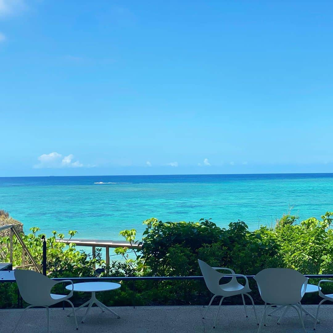 三浦マキさんのインスタグラム写真 - (三浦マキInstagram)「Straight to the beach& Beach  front cafe .Wanna have this view as my den☕️📖 海の見える絶景カフェ。目の前のビーチの透明度が目を見張るほど綺麗だった…✨ 星のやさんに滞在していなくても、こちらのカフェのみ利用も可能。 多分週末とかは激混みだと思われますので、平日、もしくはお早めのお時間に。  #星のや沖縄 #星のや#星のや沖縄リゾート #beach #beachcafe#hoshinoyaokinawa」10月12日 12時52分 - makimiura__la