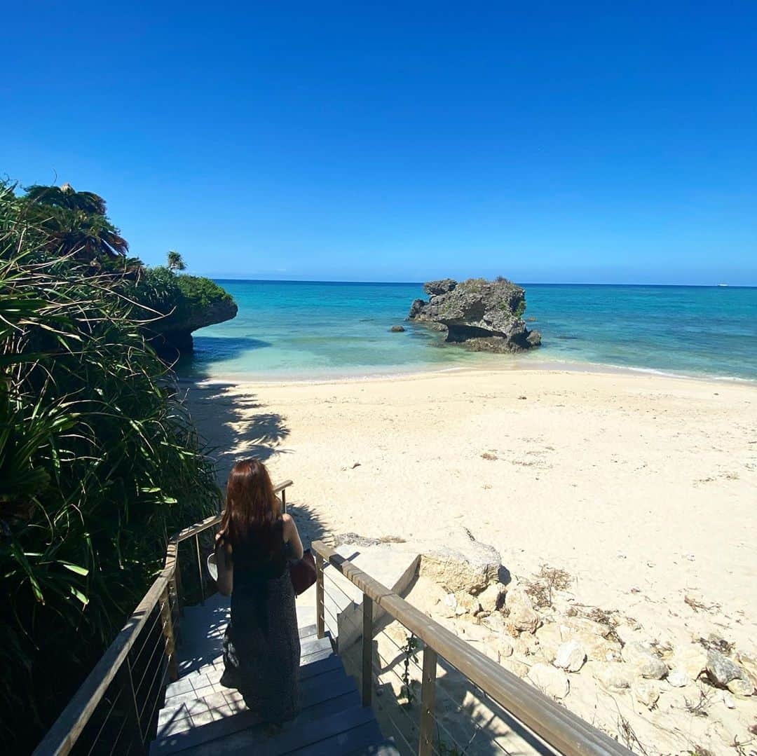 三浦マキさんのインスタグラム写真 - (三浦マキInstagram)「Straight to the beach& Beach  front cafe .Wanna have this view as my den☕️📖 海の見える絶景カフェ。目の前のビーチの透明度が目を見張るほど綺麗だった…✨ 星のやさんに滞在していなくても、こちらのカフェのみ利用も可能。 多分週末とかは激混みだと思われますので、平日、もしくはお早めのお時間に。  #星のや沖縄 #星のや#星のや沖縄リゾート #beach #beachcafe#hoshinoyaokinawa」10月12日 12時52分 - makimiura__la