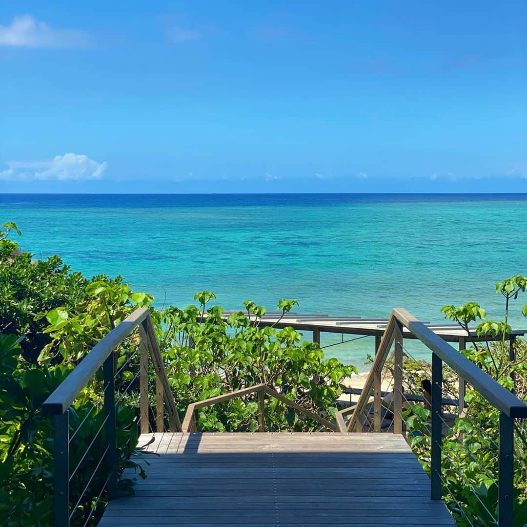 三浦マキさんのインスタグラム写真 - (三浦マキInstagram)「Straight to the beach& Beach  front cafe .Wanna have this view as my den☕️📖 海の見える絶景カフェ。目の前のビーチの透明度が目を見張るほど綺麗だった…✨ 星のやさんに滞在していなくても、こちらのカフェのみ利用も可能。 多分週末とかは激混みだと思われますので、平日、もしくはお早めのお時間に。  #星のや沖縄 #星のや#星のや沖縄リゾート #beach #beachcafe#hoshinoyaokinawa」10月12日 12時52分 - makimiura__la