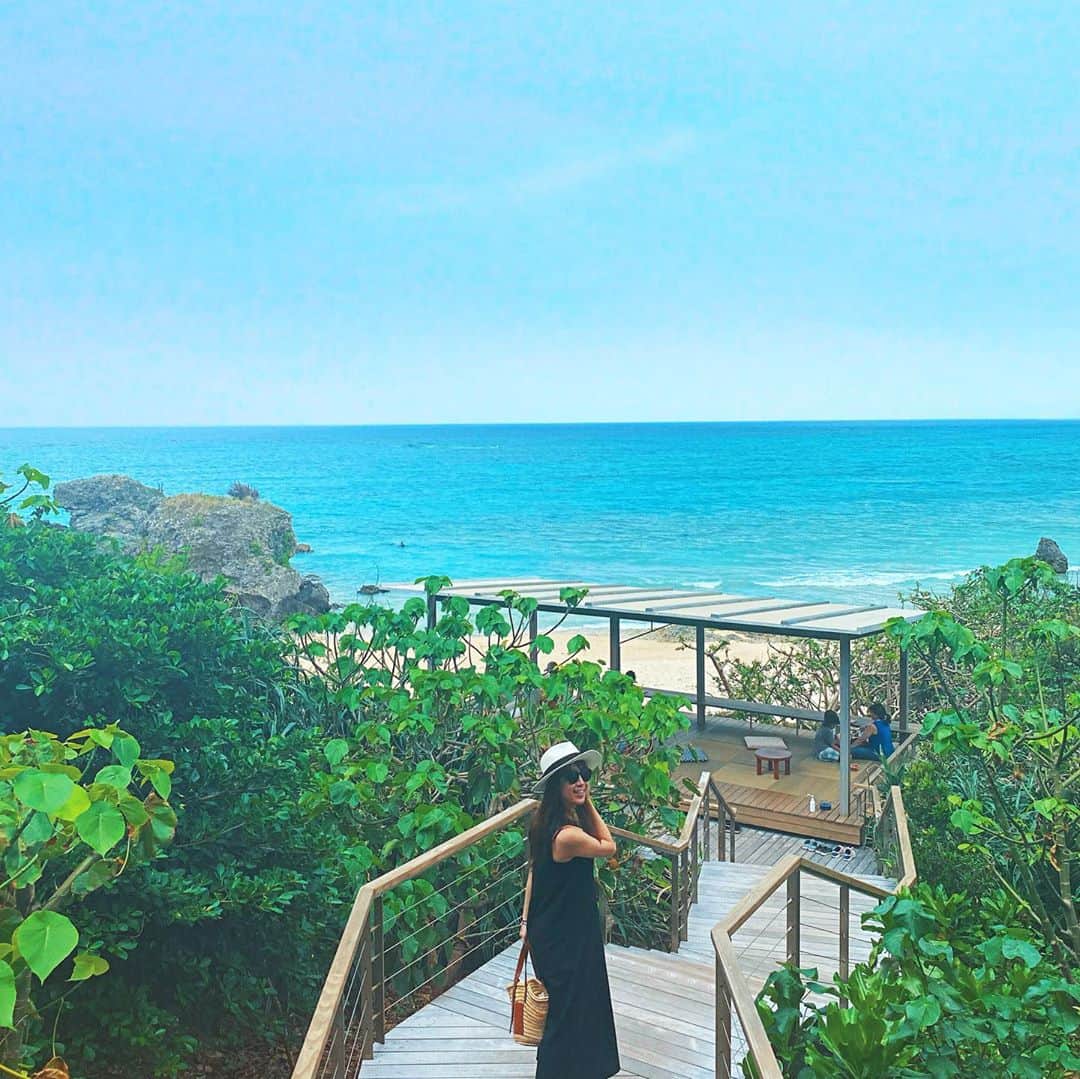 三浦マキのインスタグラム：「Straight to the beach& Beach  front cafe .Wanna have this view as my den☕️📖 海の見える絶景カフェ。目の前のビーチの透明度が目を見張るほど綺麗だった…✨ 星のやさんに滞在していなくても、こちらのカフェのみ利用も可能。 多分週末とかは激混みだと思われますので、平日、もしくはお早めのお時間に。  #星のや沖縄 #星のや#星のや沖縄リゾート #beach #beachcafe#hoshinoyaokinawa」