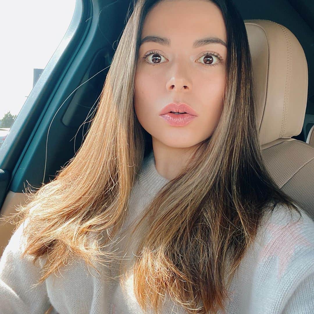 ミランダ・コスグローヴのインスタグラム：「When you realize Halloween is almost here and you don’t have a costume 🧡🖤🧡🖤」