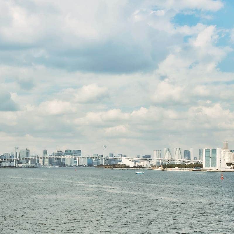 シンフォニーウェディング【公式】さんのインスタグラム写真 - (シンフォニーウェディング【公式】Instagram)「海好きなおふたりの フォトウエディングといえば シンフォニーウエディング!  東京で 海ロケーションフォトが撮れるところは 海沿いの公園や海岸などに限られてしまいがち  しかし、 シンフォニーウエディングなら お支度から撮影まで船上で 移動の必要もなく  船上での景色は 刻一刻と変わるので 様々な表情の写真が期待できますよ  もちろん 挙式や食事会を追加していただくことで、 記念写真だけでなく 記念日として、 大切な1日にもなります  シンフォニースタッフ一同、  またドレス、カメラマン、ヘアメイクも 最高のスタッフでお待ちしております  @symphony_wedding  @symphony_cruise   #シンフォニーウエディング #シンフォニーウェディング #シンフォニークルーズ #シンフォニー #東京湾クルーズ #東京湾 #結婚式 #フォトウエディング  #フォト婚  #海好き #ロケフォト #ロケーション #weddingday」10月12日 12時59分 - symphony_wedding