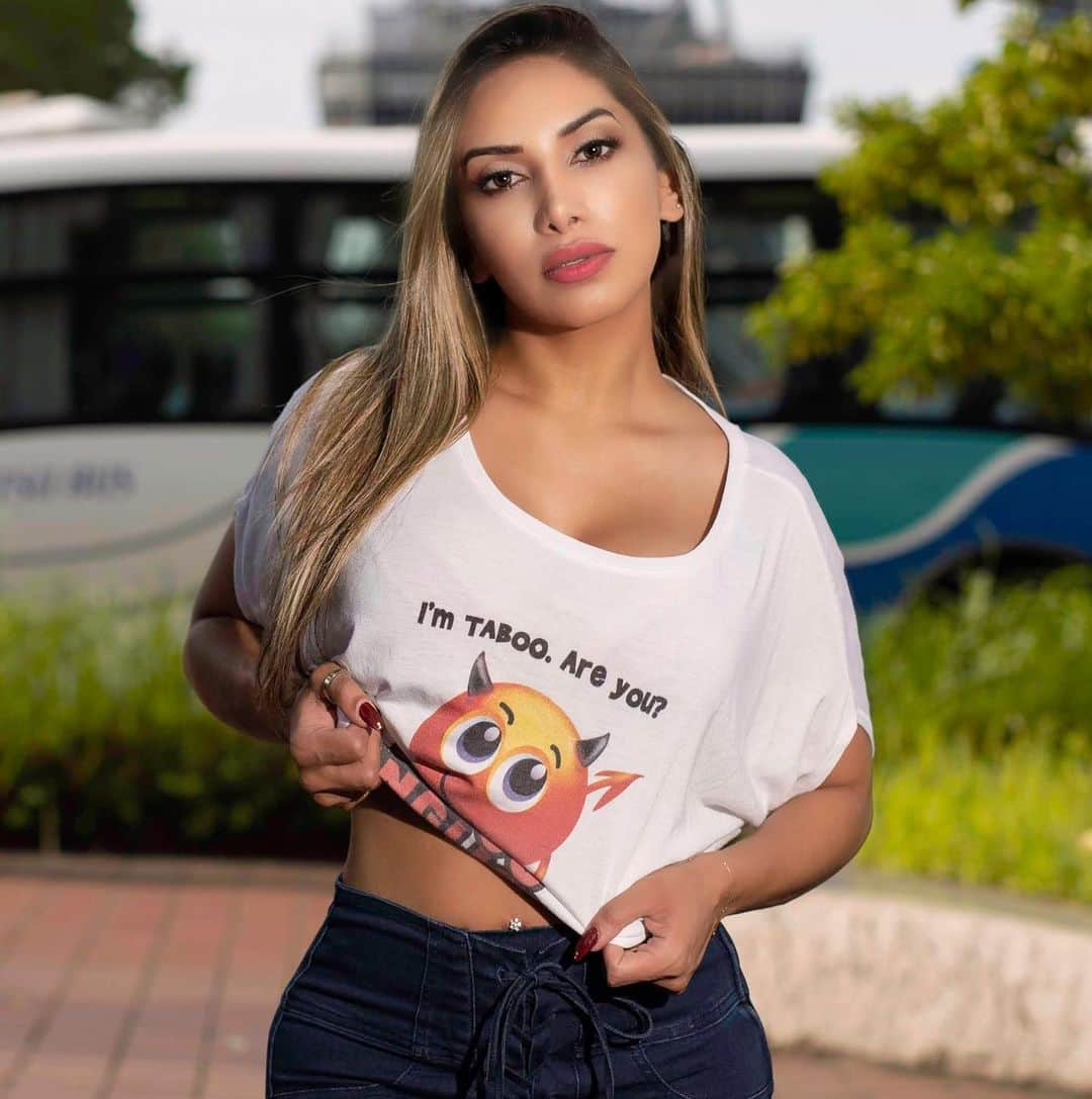 のインスタグラム：「“Every day in every way, my awesome life gets fucking better” -Flavia 2020  @lala.fernandes2  @paulakondomakeup 💄  @alexsantosjp 📸   • • • • #motivationalquotes #inspirationalquotes #brazilian ブラジル #名古屋 #tabooenglish #tabooenglishteam #blonde #tits4days #linda #sakae #blessed #bettereveryday」
