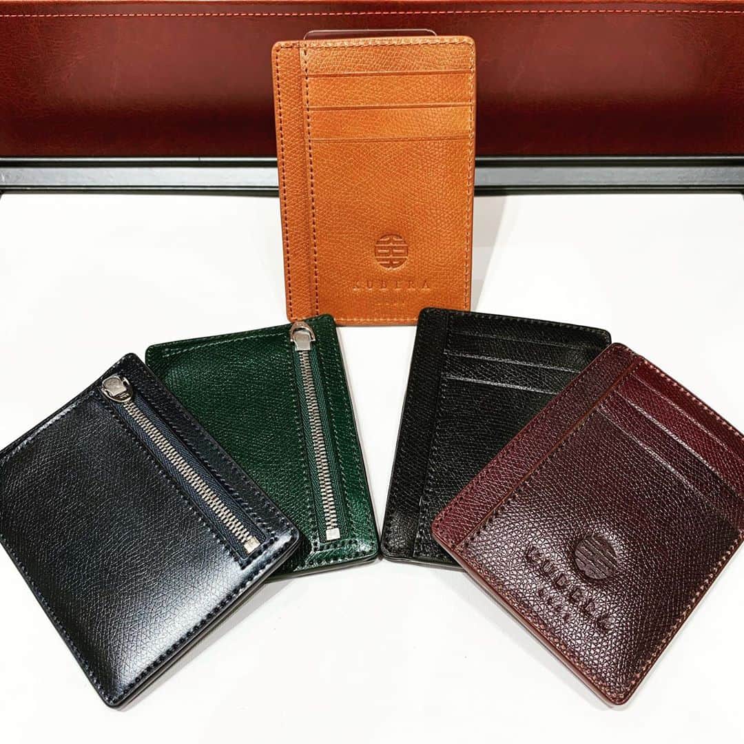 Omotecho Style Storeさんのインスタグラム写真 - (Omotecho Style StoreInstagram)「本日ご紹介するのはこちら！ 革のダイヤモンドと言われる『コードバン』を使用したコレクション。  KUBERA コードバン マルチカードケース　￥17,000＋tax 120mm×85mm(製品により若干の個体差が生じます。)  コードバンの一番の魅力である美しい光沢は残しつつ、「傷がつきやすい」という従来の弱点を、型押し加工により克服した『クベラ9981オリジナル・コードバン』を、日本の熟練した職人が丁寧に仕上げました  #林五 #kubera #コードバン #型押しコードバン #レーデルオガワ #カードケース #コードバンカードケース #マルチカードケース #クベラ #革のダイヤモンド #表町商店街 #表町スタイルストア」10月12日 13時01分 - omotechostylestore