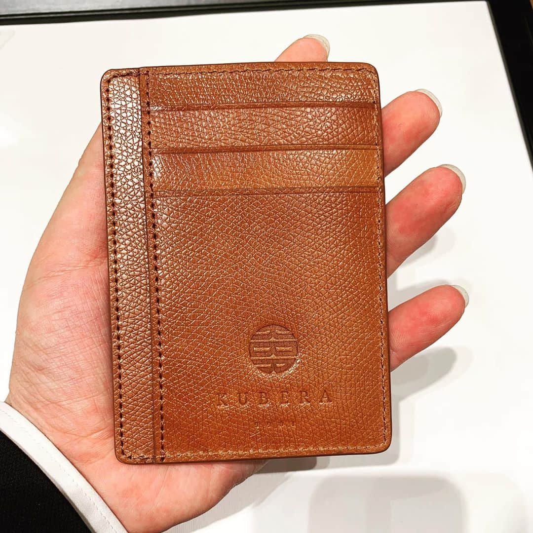 Omotecho Style Storeさんのインスタグラム写真 - (Omotecho Style StoreInstagram)「本日ご紹介するのはこちら！ 革のダイヤモンドと言われる『コードバン』を使用したコレクション。  KUBERA コードバン マルチカードケース　￥17,000＋tax 120mm×85mm(製品により若干の個体差が生じます。)  コードバンの一番の魅力である美しい光沢は残しつつ、「傷がつきやすい」という従来の弱点を、型押し加工により克服した『クベラ9981オリジナル・コードバン』を、日本の熟練した職人が丁寧に仕上げました  #林五 #kubera #コードバン #型押しコードバン #レーデルオガワ #カードケース #コードバンカードケース #マルチカードケース #クベラ #革のダイヤモンド #表町商店街 #表町スタイルストア」10月12日 13時01分 - omotechostylestore
