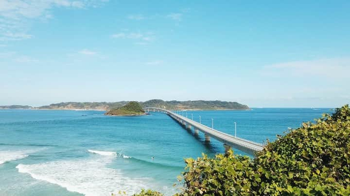 森郁月のインスタグラム：「ニッポン島旅🌊﻿ 「山口・角島 幻の魚を追い続けて」﻿ ﻿ 10月13日(火) 午後9時00分〜9時30分﻿ NHKBS4Ｋにて放送です！﻿ ﻿ 今回訪れたのは、﻿ 山口県下関市角島。﻿ ﻿ 島より先に目がいく大きな橋は﻿ 角島大橋です✨﻿ この美しい海の上を車で走るのが﻿ とても気持ちよかった！﻿ ﻿ この番組で私は﻿ 橋で島に渡ったのは初めてのことで🚗﻿ 橋があるかどうかで﻿ 島の暮らしは大きく変わるものだなぁ、﻿ と感じました。﻿ ﻿ けれど、﻿ 便利になったからといって﻿ 角島すべてが変わってしまったのではなく、﻿ 今も受け継がれているものもあって。﻿ それを知ることが出来て﻿ なんだか嬉しかったです(^^)﻿ ﻿ ニッポン島旅🌊﻿ 「山口・角島 幻の魚を追い続けて」﻿ 10月13日(火) 午後9時00分〜9時30分﻿ 再放送は﻿ 10月16日(金)午後5時15分〜5時45分﻿ 10月18日(日)午前6時15分〜6時45分﻿ NHKBS4Ｋにて放送です！﻿ よろしくお願いします(*'▽'*)♪﻿ ﻿ ﻿ #山口県 #角島 #下関市 #角島大橋 #島 #島旅 #海 #絶景 #漁 #ドキュメンタリー #歴史 #文化﻿」