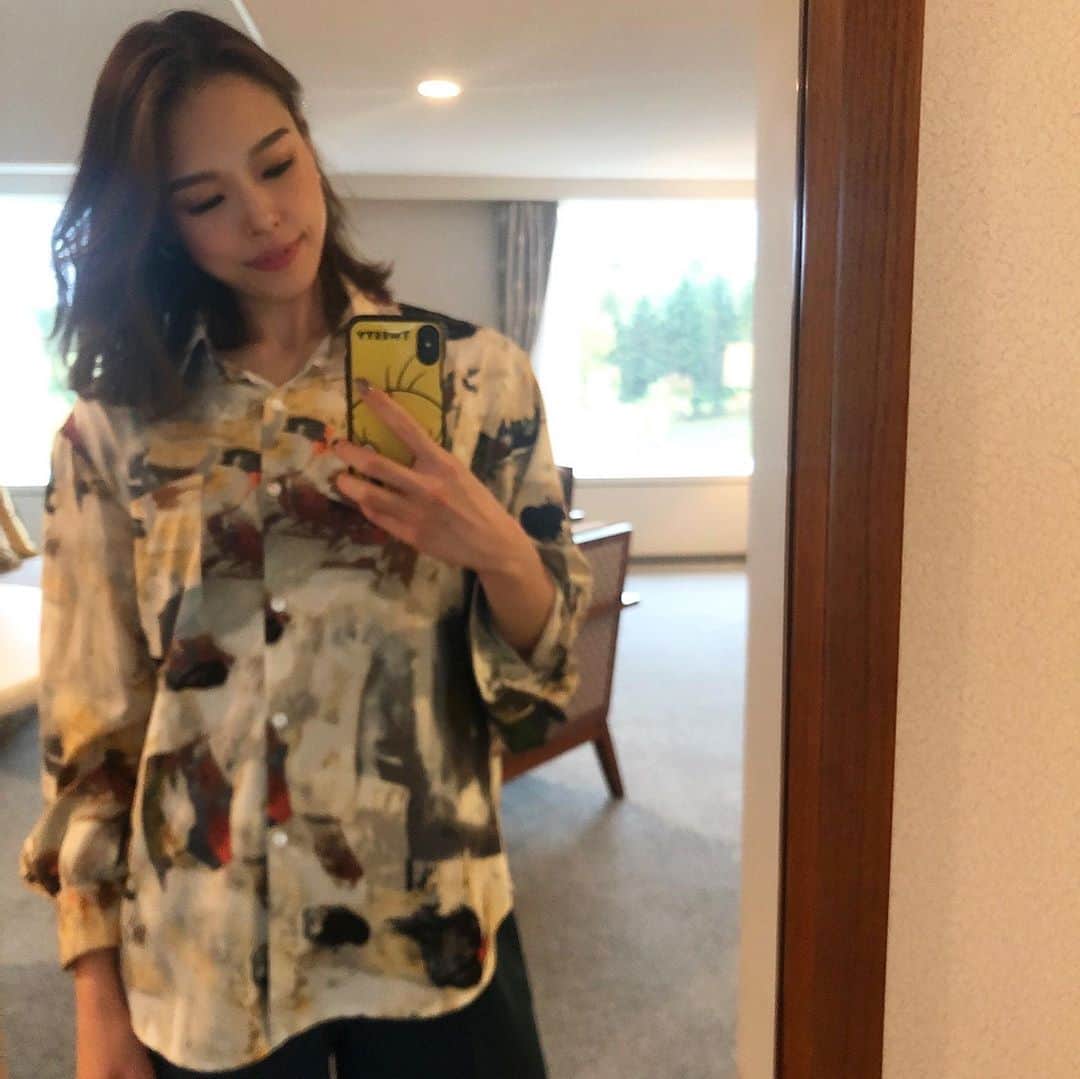 川戸沙羅のインスタグラム：「大人数で行く旅行だとご飯も沢山シェア出来て更に楽しくなるよね〜❤️💙💚💛🧡  北海道で食べたかったもの一通り食べられた🧏🏼‍♀️✨ 旅行のプロはリサーチも段取りもやっぱりプロ👏  楽しんだ分今日から食事リセット🥣🐓🍳  #北海道グルメ #北海道旅行 #旅行 #ルスツ #富良野 #札幌 #小樽」