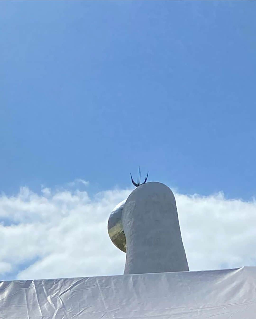 矢井田瞳さんのインスタグラム写真 - (矢井田瞳Instagram)「もずやんとパチリ♪ あ！太陽の塔の後頭部がオバケのQ太郎！👻  #もずやん #オバケのQ太郎」10月12日 13時12分 - hitomi_yaida