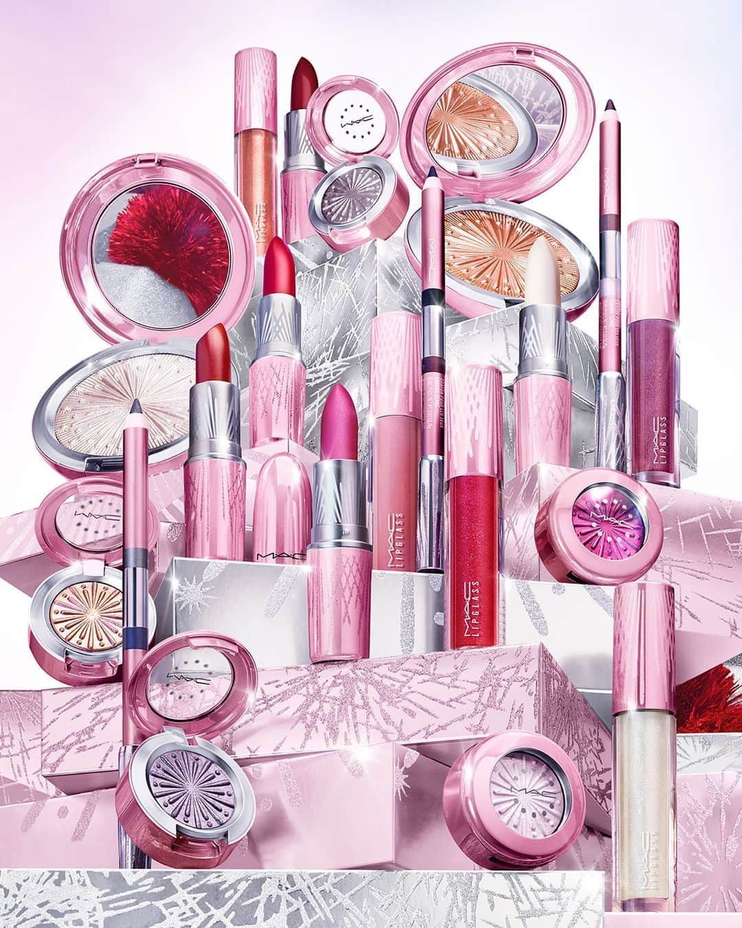 M∙A∙C Cosmetics Japanのインスタグラム：「【まもなく発売開始】 冬の花火からインスパイアされたグリッターやシマーな艶めきを叶えるM･A･Cホリデー コレクション 大切な人や、一年頑張った自分へのご褒美にとっておきのギフトを✨ #MACFrostedFirework  ㅤ *10月13日（火）公式オンライン先行発売 午前10時発売予定。システムの影響により、発売が多少前後する可能性がございます。何卒ご了承ください。 *10月16日（金）全国発売 店頭での事前予約を承っております。 ㅤ ㅤ #MACクリスマスコフレ2020 #MACHoliday #MACCosmeticsJapan #MACコスメ#MACCosmetics #コスメ #メイク #ホリデー #コフレ #クリスマスコフレ #クリスマスコフレ2020 #ホリデーシーズン #クリスマスプレゼント #メイク動画 #コスメ好き #メイクアップ #ホリデーコフレ #コスメ購入品 #makeup #cosme #cosmetics #holiday #holidaymakeup #holiday #holidays #holiday2020」