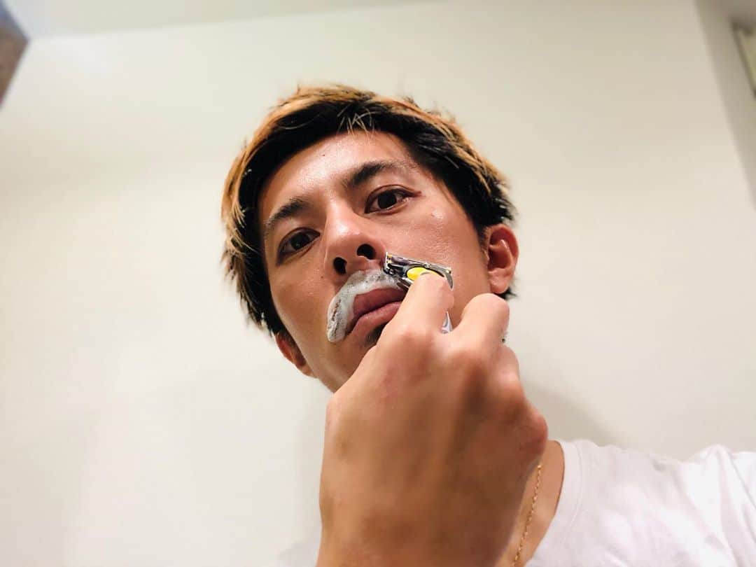 藤光謙司さんのインスタグラム写真 - (藤光謙司Instagram)「* 試合前にはいつも髭剃りをしてスイッチを入れる。 これで戦闘モード。  #ジレットの#電動シリーズは細かく力強い振動で敏感肌の僕でも力を入れずに楽に剃れる。 これならカミソリ負けしないかも。  今ならクイズに答えるとジレット電動シリーズの商品が先着で貰えるみたいです！ 皆さん是非応募してみてください^^ （10月～12月末まで実施）  https://gillette.jp/ja-jp/offers/power-campaign-2020  #さあ奮い立て #ジレット#AD #電動シリーズ」10月12日 13時14分 - gold_kenny51