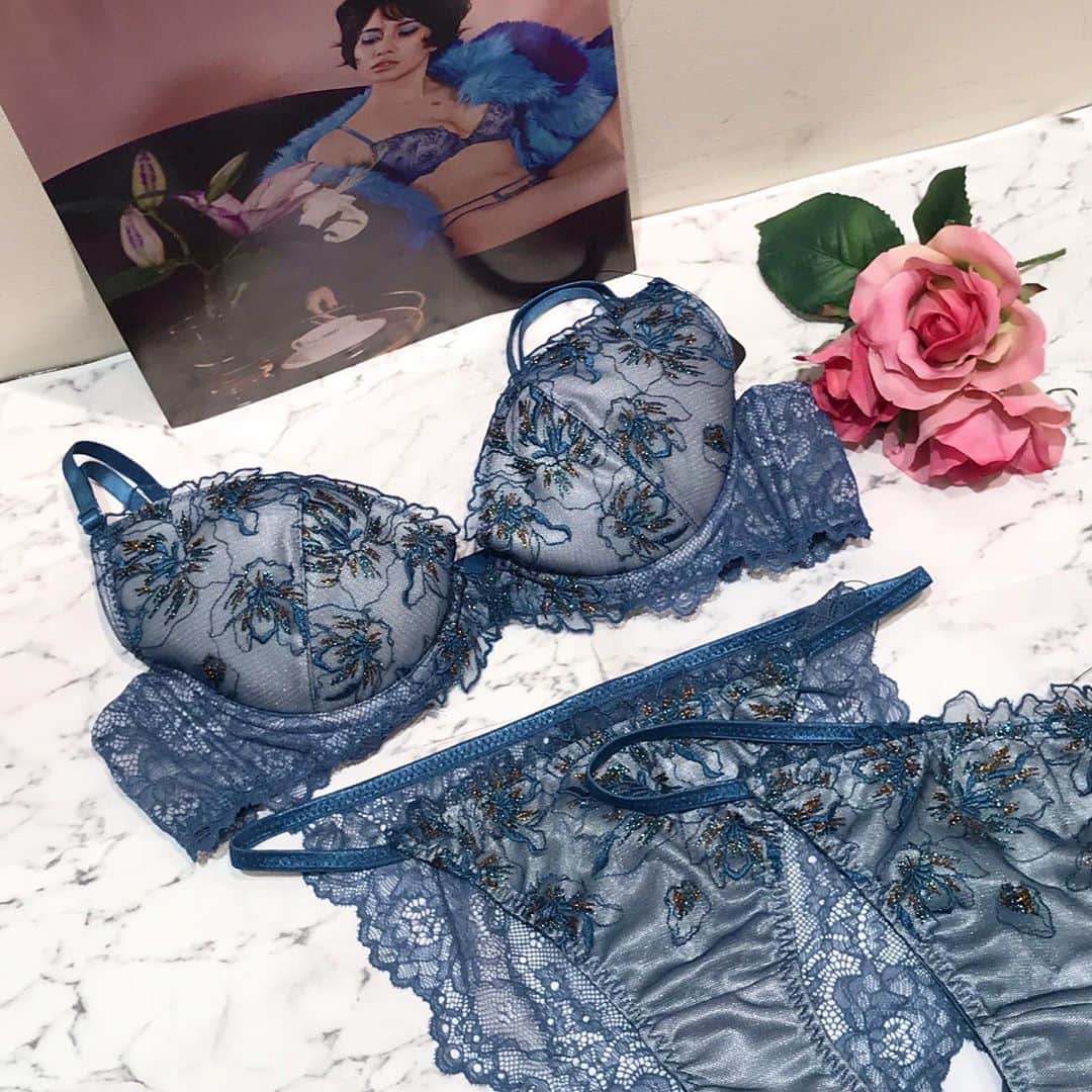 Ravijour札幌4丁目プラザ店のインスタグラム：「#onsale  キラキラ輝くフラワーモチーフのブラ✨  【ステラレース】 単品ブラ ¥4,990+tax 単品コードショーツ ¥2,990+tax 単品ショーツ ¥2,790+tax  詳しくはTOPのURLから ブログをチェックして下さい🙂  #ravijour #ラヴィジュール #ravijourstaff  #ravijoursapporo  #ravijour_official  #pivot #ピヴォ」