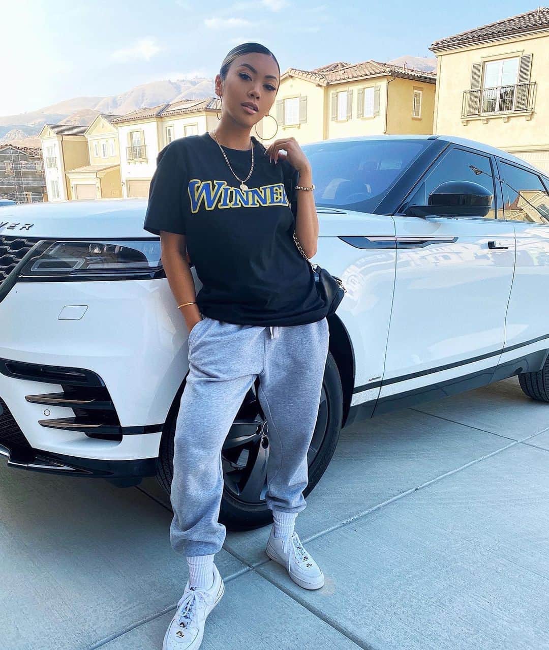 リアン Vのインスタグラム：「Winners never give up! 👏🏽 In honor of the Lakers winning the Championship 🏆I have a special 24 hour Limited “Winners” T’shirt and Hoodie Available NOW on @shoplianev ✨💜」