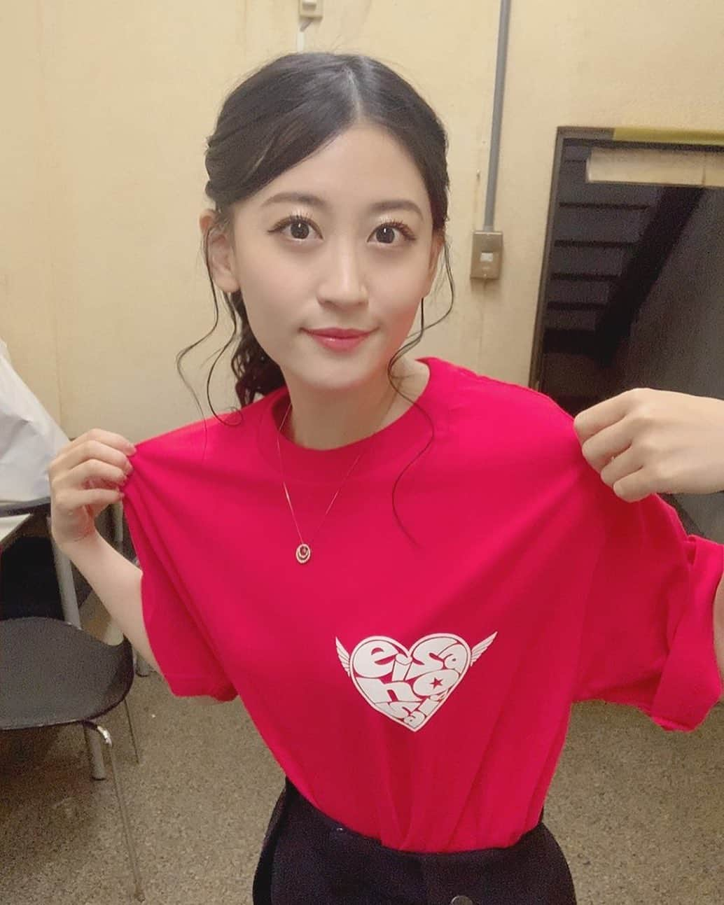 上西恵さんのインスタグラム写真 - (上西恵Instagram)「えいさほいさTシャツ ⠀ あやかにお手紙書かせてもらいました！ 初！！笑 涙可愛かった〜😍笑 ⠀ ゲストで呼んでくれてありがとね☺️ ⠀ #あやかバースデーイベント」10月12日 13時22分 - jonishi_kei