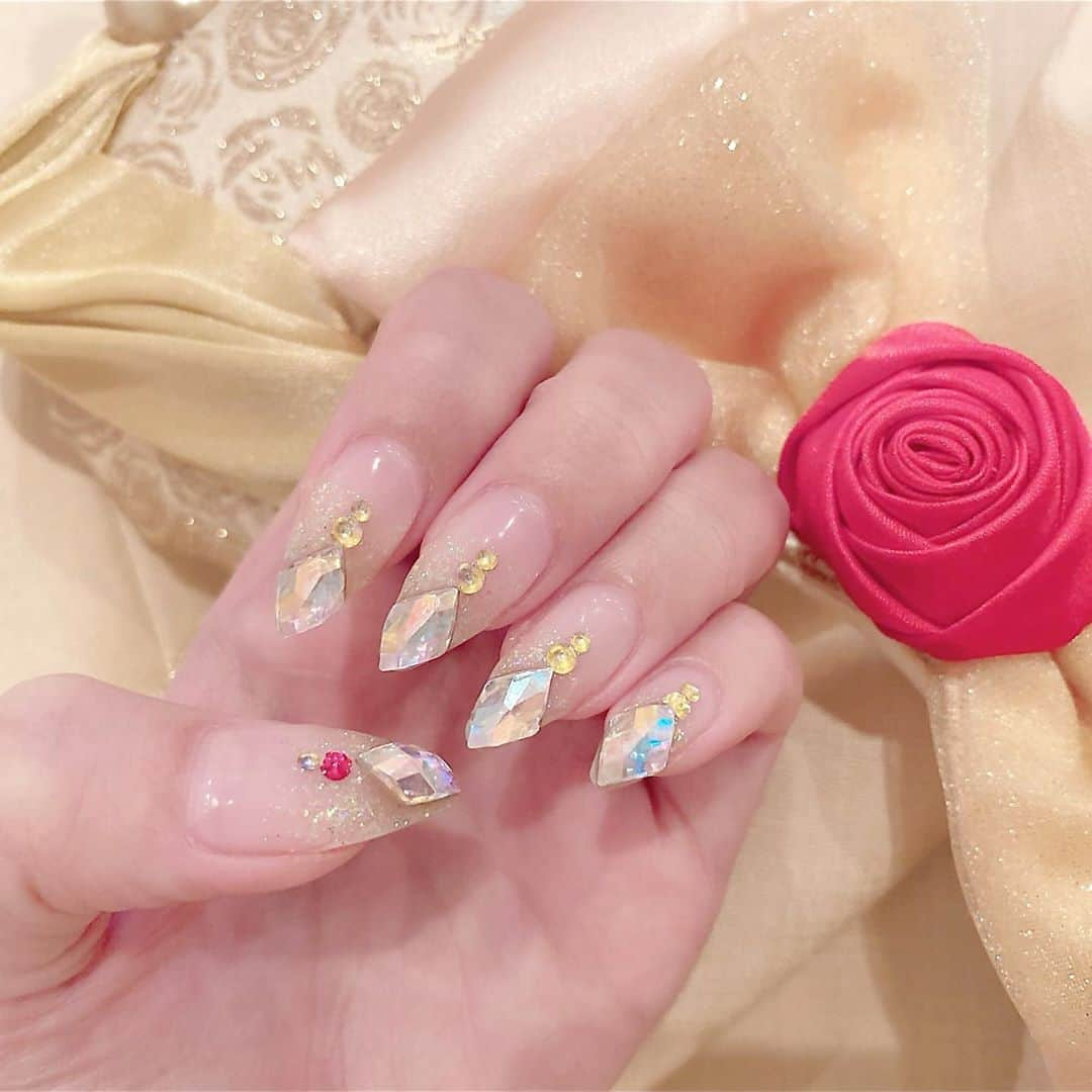 さきぼんさんのインスタグラム写真 - (さきぼんInstagram)「少し美女と野獣を意識🌹🦁  はじめての @wiznail_0502 さん！ 実物超キラキラでかわいいよ(^o^)👌  #nails #nailart #gelnails #naildesign #japanesenailart #girlynails #disneynails #beautyandthebeast#ネイル#ネイルアート#ジェルネイル#キラキラネイル #ディズニーネイル #黄色ネイル#美女と野獣ネイル#薔薇ネイル #かわいいネイル #ベルネイル  #新宿ネイル #さきぼんネイル💅」10月12日 13時27分 - sakibon69