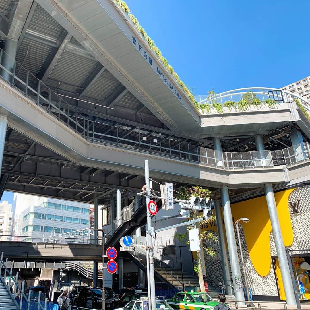 佐野恭平さんのインスタグラム写真 - (佐野恭平Instagram)「意外にも緑の多い渋谷。新しく開業するビルやお店も、潰れていくお店も、とにかく移り変わりが早くて、スピードについていけなくなりそうな程に速い街だ…。#渋谷」10月12日 13時30分 - kyoheisano