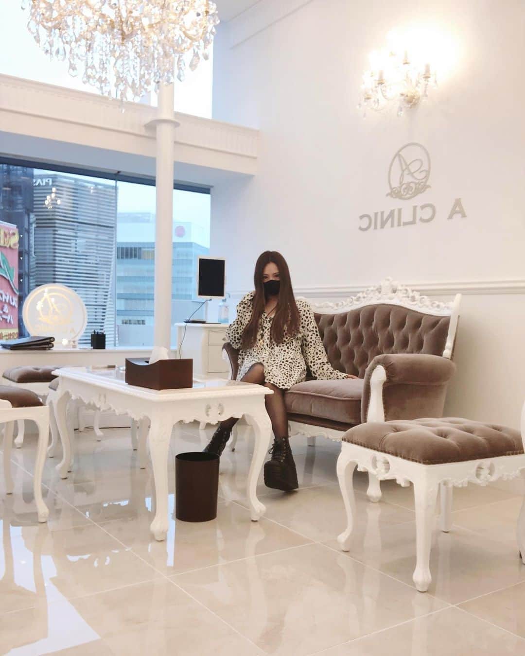 のインスタグラム：「お仕事OFF期間なので美容に使うよっ❣️ A CLINIC @a_clinic_ginza に行ってきました🤩 待合室がまたまた豪華過ぎたっ🤭✨ 1人で使うには勿体ない😂 リーナ @riina_couture のダルメシアンシャツワンピお気に入りちゃん🥰❣️ そしてそして今回は何と！ やっと決心ついて、くま取りしてもらってきたのです😭✨ アプリとかだとわかんないけど、上からの光や顔に影が出来ると出てくるし、メイクしてる時とか、お昼の光とかだと目立つ感じがして、コンシーラー塗れば塗るほど目元のメイク崩れやすくて本当嫌だったの😭💦 やっぱ法令線、ゴルゴ線、目の下の線で人は老けて見えるからねっ💦 腫れは3.4日らしいから、 腫れが引いてメイクするの楽しみ🤤💄 また結果報告します♥️  #アンチエイジング#美容 #aクリニック#エークリニック目の下のたるみ#目の下のクマ#クマ取り#目の下のクマ解消 #aclinic#aclinic銀座#aclinic横浜＃美容外科#美容皮膚科#美容クリニック#山田哲雄」