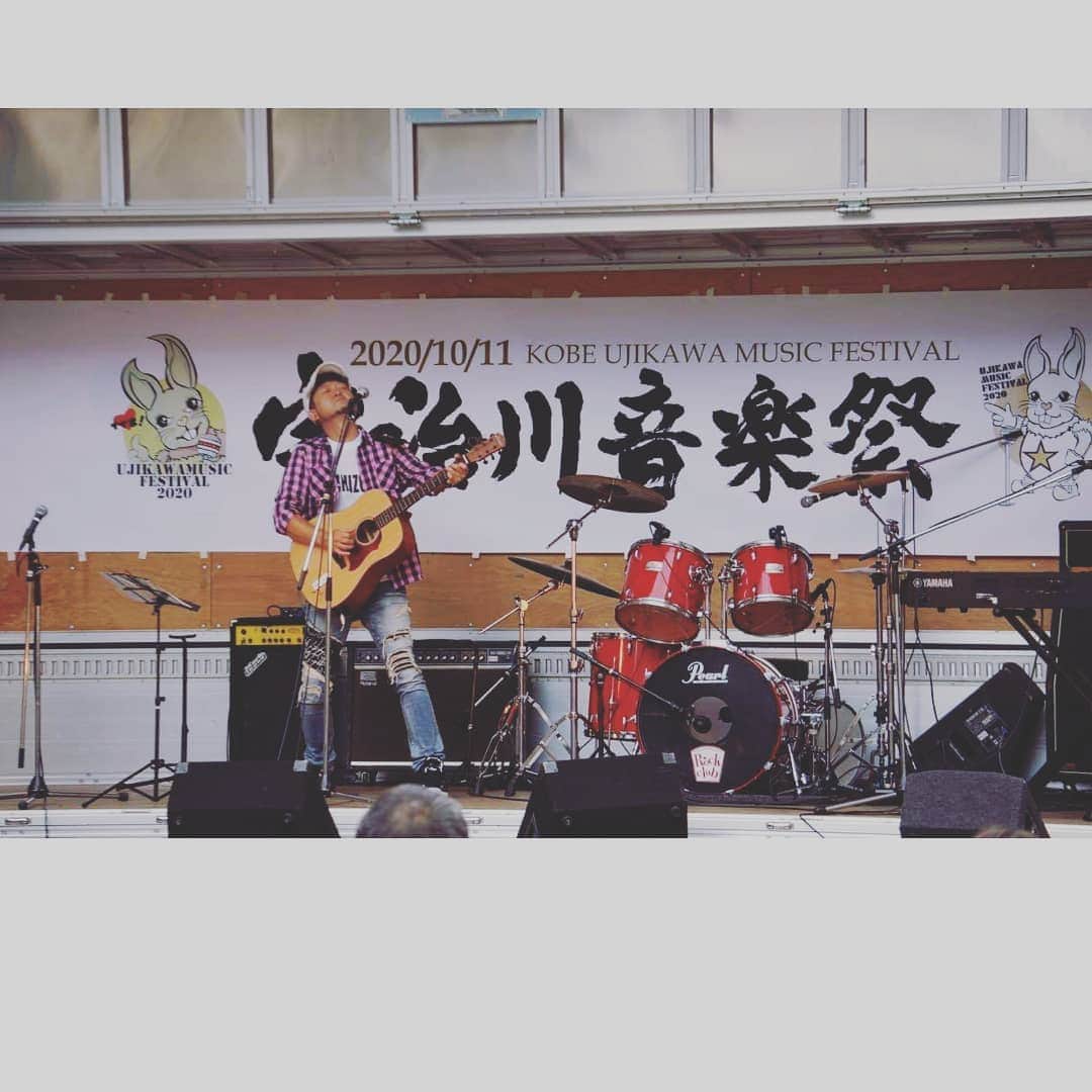 松本隆博のインスタグラム：「。 昨日は、兵庫県神戸 宇治川音楽祭2020の ステージでした(^○^) 楽しかったー。コロナ禍の 中、イベント中止が続く なか、こうやって地元の為に 元気の為に開催できた。 主催、運営スタッフに経緯を 表します。 ありがとうございます 来てくださった皆さまも ありがとうございます！ 早朝5時起き、23時帰宅。 ヘロヘロでしたがやっと 起きました( ˙◊˙ )(˙◁˙)。 朝からまた沢山のお問い合わせ ありがとうございます。 感謝(*˘︶˘*).｡.:*♡  ～人生遊歩道～ 松本隆博」