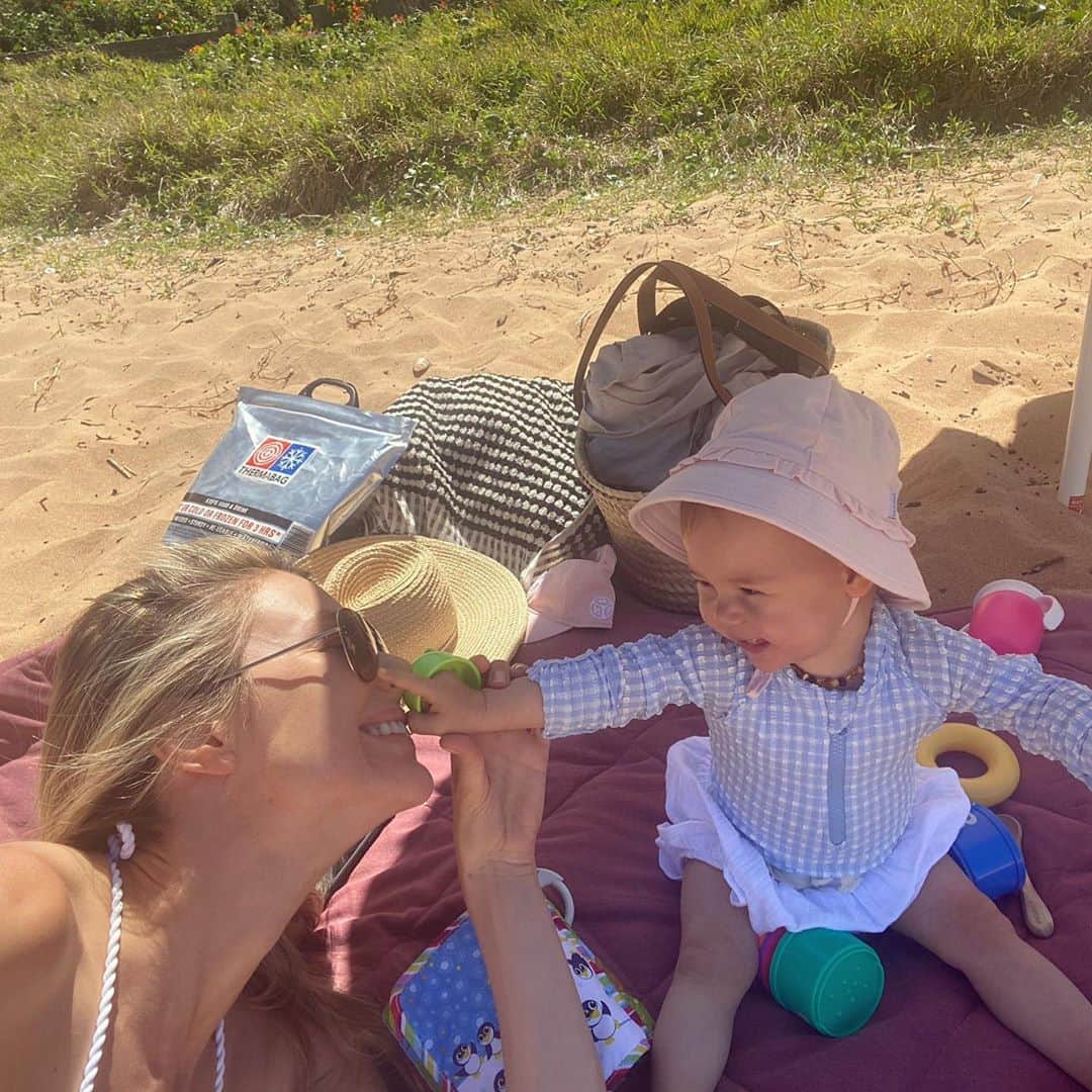 ジェニファー・ホーキンスさんのインスタグラム写真 - (ジェニファー・ホーキンスInstagram)「Weekend! 🥰 First & last pic taken jusssst before Frankie ate a handful of sand & stole my sunnies!! You know how it goes- ha. #beachday @jbronze__」10月12日 13時40分 - jenhawkins_