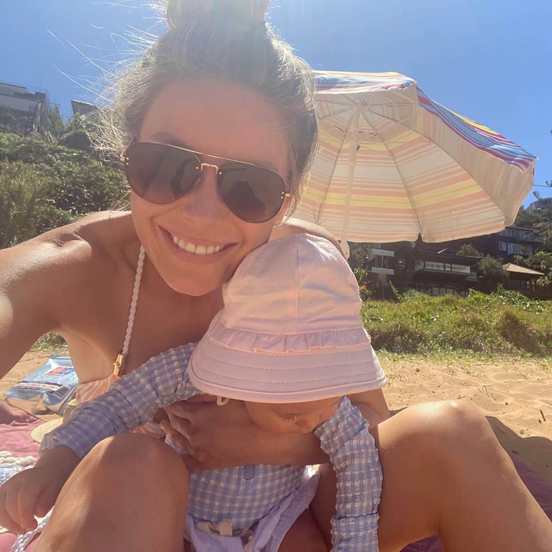 ジェニファー・ホーキンスのインスタグラム：「Weekend! 🥰 First & last pic taken jusssst before Frankie ate a handful of sand & stole my sunnies!! You know how it goes- ha. #beachday @jbronze__」
