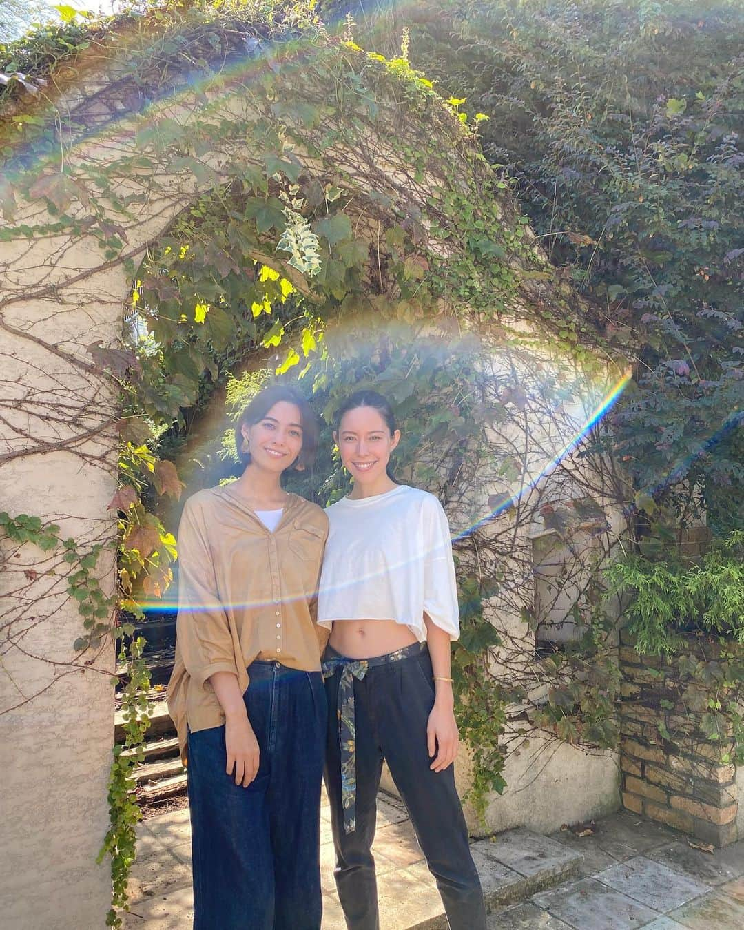 サンドバーグ直美のインスタグラム：「Jungle, rainbow, and halfies🌈🌈 Nice to finally meet Maaya at her home @maayahanson @nakedmarket_kyoto @yinyang_yogawear」