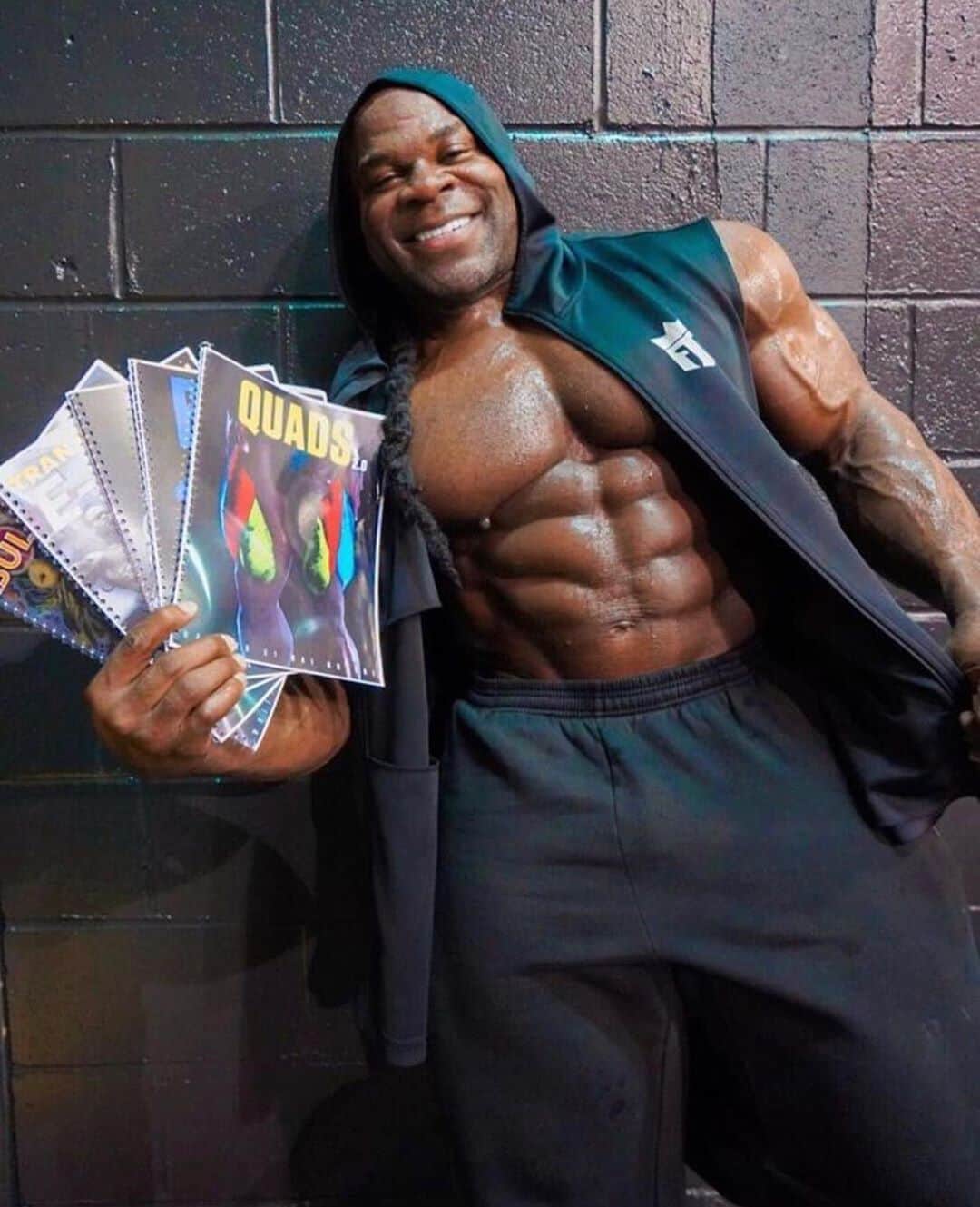 カイ・グリーンのインスタグラム：「💪🏾GET 5 FREE PROGRAMS 🔥New Workouts & Learn How To Properly Train Every Body Part To Pack On More Muscle To Your Frame!! .. 🚨Grab 5 FREE Programs At - Trainwithkai.com .. 💪🏾GET 100’S OF DIFFERENT WORKOUTS ❌NEVER BEFORE SEEN EXERCISES 📚OVER 300 WRITTEN PAGES 🥡MEAL PLAN GUIDANCE 📱HOW TO CALCULATE YOUR MACROS」