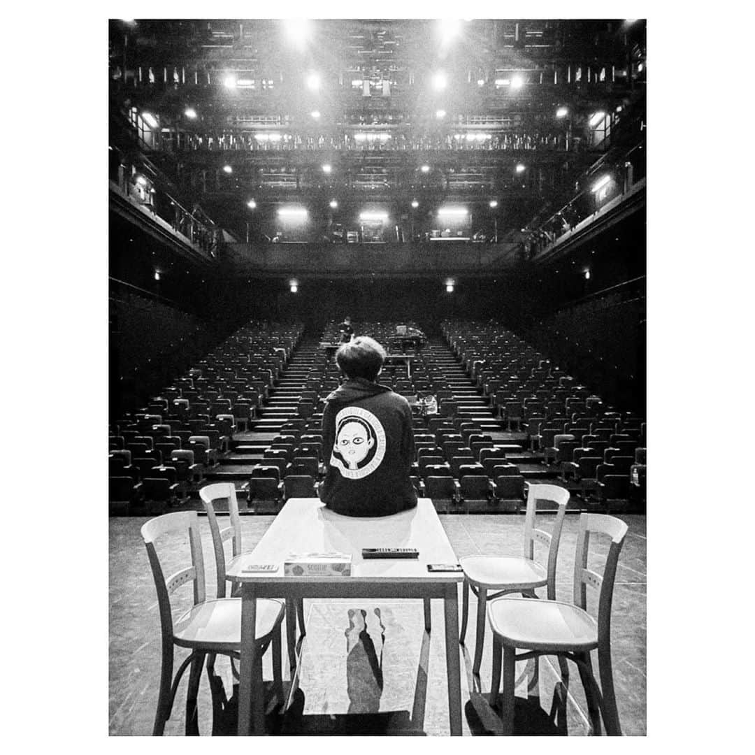 橋本淳のインスタグラム：「. シス・カンパニー公演 『たむらさん』  全公演終了しました。 ご来場くださいました皆さま ありがとうございました。  三日間という限定的な企画でしたが、 僕にとってとても大きく、 存在感のある大切な作品になりました。 加藤拓也さん、豊田エリーさん、そしてスタッフの皆さん、 全ての人に感謝です。 . 手作りのようでいて 実に濃密な時間を体験出来ました。  "観に来た人にしか分からないあの空気"  やはりとても大好きです。 劇場はやはり好きだし、 皆様と共に創り上げる空間が とても心地良いし、やはり好き。 . たむらさんとともに歩んだこの日々は なんだか不思議な感覚でした。 僕の中にたむらさんがいるのか はたまた、向こうからたむらさんが 歩み寄ってきたのか 芝居をしているうちに、 脳内のイメージが走馬灯のように広がり それがごちゃまぜになり押し寄せてくる。 それはきっと、加藤拓也さんの作品だからなのでしょうか。 また素敵な台詞を言えるように、 ぼく本人も、大切に日々を過ごして、 豊かに彩りある毎日を。 . また皆様にお会いできますように。 世の中がこのような状況下に あるのに関わらず 劇場に来てくださった皆さま 本当にありがとうございました。 忘れません。 また。 . . . #シスカンパニー #たむらさん #加藤拓也 #豊田エリー #橋本淳 #加藤拓也の盗み撮り」