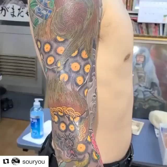 のインスタグラム：「#Repost @souryou with @get_repost ・・・ Completed Karashishi and Peony work by 四代目彫よし[格] #三代目彫よし #三代目彫よし総領 #総領 #刺青 #和彫り #入れ墨  #いれずみ #イレズミ #横浜刺青 #横浜 #horiyoshi3 #souryou #horiyoshi3souryou #irezumi  #tattoos #tattooart #tattoooftheday #japanesetattoo #camtattoosupply #camtattooart #四代目彫よし格 #4代目彫よし格 #horiyoshi4kaku」