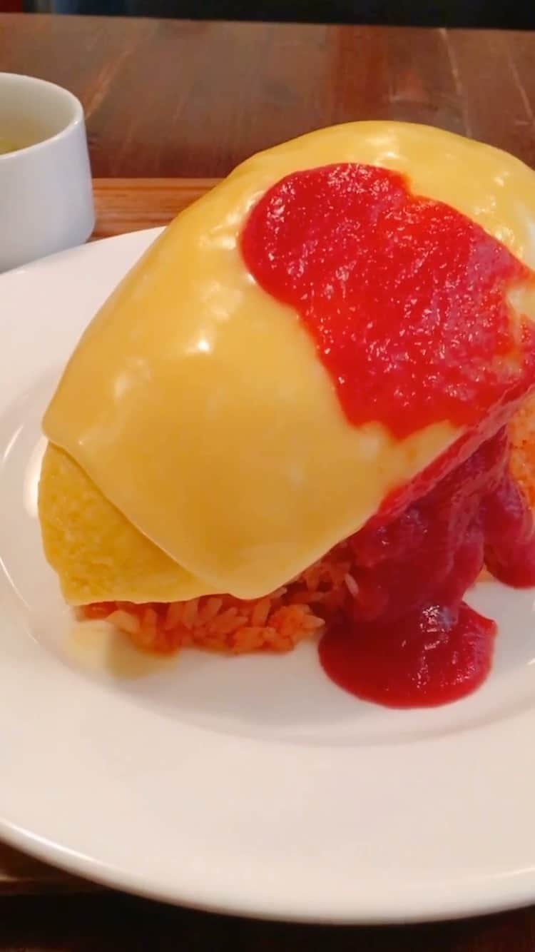 のインスタグラム：「今にも弾けそうなぷっくりチーズオムライス😋 . 詳しくは#りんりん船橋グルメまとめ　#オムオム巡り  . #船橋グルメ#船橋カフェ#船橋ランチ#千葉カフェ#千葉グルメ#船橋#オムライス#オムライス部 #チーズ#東京カフェ#東京カフェ巡り #東京グルメ #tokyo」
