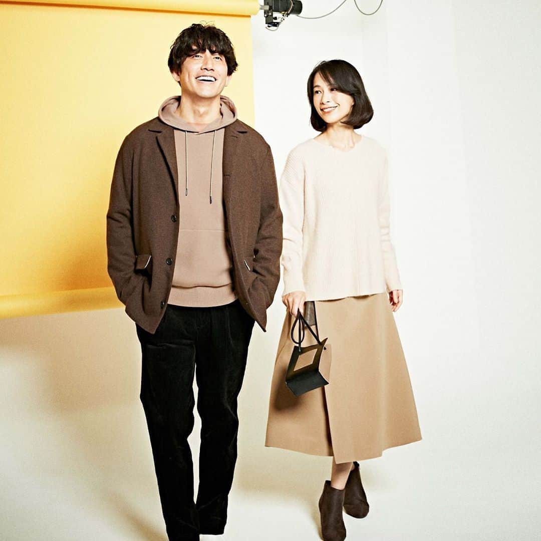COMME CA ISMさんのインスタグラム写真 - (COMME CA ISMInstagram)「﻿ レディースのおすすめコーディネート。﻿ ﻿ フォックス混ニットとラップ風フレアスカートのスタイリング。﻿ ﻿ ✎ニット﻿ ﻿ フォックスと羊毛、ナイロン、レーヨンの混紡糸を使用。﻿ ふわふわとやわらかい毛足があり﻿ 暖かく上質感がプラスされます。﻿ ﻿ 形はゆったりとしたボックスシルエットで﻿ 浅く開いたキーネックは、首元を女性らしくなります。﻿ ﻿ 着丈は前後差をつけ、ヒップが隠れるくらいの長め丈。﻿ ﻿ ﻿ ✎スカート﻿ ﻿ ポリエステル・レーヨンのもっちりとした質感のWクロス素材を使用。﻿ ﻿ しなやかな風合いを出しつつ、ハリのある素材でで﻿ しっかりとしていてシルエットがきれいに出ます。﻿ ﻿ ハリ感を活かしたキレイなフレアラインのデザイン。﻿ ﻿ 大きめのハトメをポイントにし﻿ その穴に通したベルトを結びモードな雰囲気をプラス。﻿ ﻿ ミニショルダーでおしゃれ感もプラスした﻿ 秋のミルクティコーデ☕︎﻿ ﻿ ﻿ #コムサイズム #コムサ﻿ #commecaism #commeca #familyfashion#instafashion #ladysfashion﻿ #レディースファッション #レディースコーデ﻿ #ママファッション #ママコーデ﻿ #きれいめコーデ #きれいめカジュアル﻿ #新作 #newarrivals #2020aw﻿ #フォックス混ニット #ニット #ニットコーデ﻿ #フレアスカート #スカート #スカートコーデ﻿ #ミニショルダー #ミニバッグ﻿ #秋コーデ #秋スタイリング #ミルクティコーデ」10月12日 13時55分 - commecaism_official