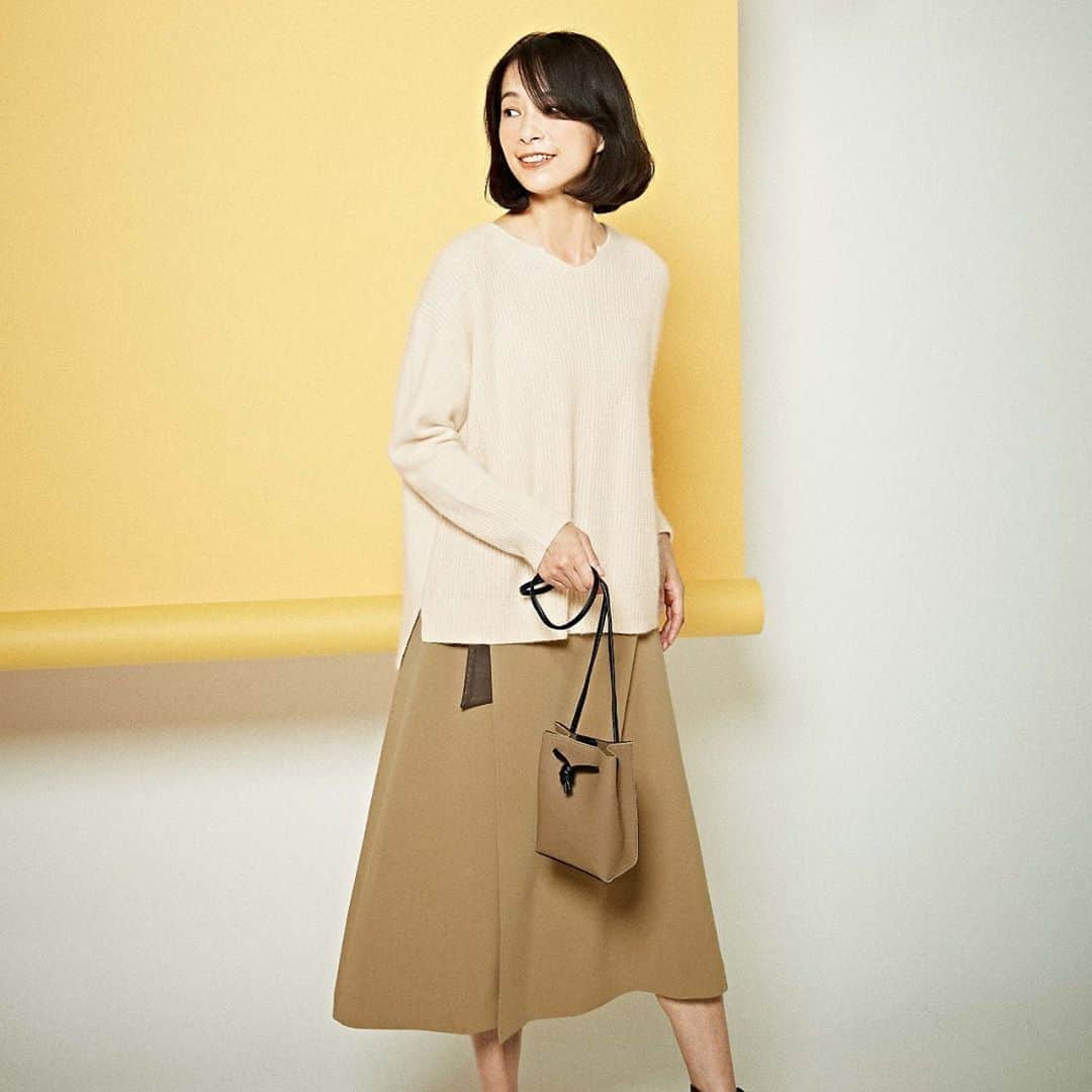 COMME CA ISMさんのインスタグラム写真 - (COMME CA ISMInstagram)「﻿ レディースのおすすめコーディネート。﻿ ﻿ フォックス混ニットとラップ風フレアスカートのスタイリング。﻿ ﻿ ✎ニット﻿ ﻿ フォックスと羊毛、ナイロン、レーヨンの混紡糸を使用。﻿ ふわふわとやわらかい毛足があり﻿ 暖かく上質感がプラスされます。﻿ ﻿ 形はゆったりとしたボックスシルエットで﻿ 浅く開いたキーネックは、首元を女性らしくなります。﻿ ﻿ 着丈は前後差をつけ、ヒップが隠れるくらいの長め丈。﻿ ﻿ ﻿ ✎スカート﻿ ﻿ ポリエステル・レーヨンのもっちりとした質感のWクロス素材を使用。﻿ ﻿ しなやかな風合いを出しつつ、ハリのある素材でで﻿ しっかりとしていてシルエットがきれいに出ます。﻿ ﻿ ハリ感を活かしたキレイなフレアラインのデザイン。﻿ ﻿ 大きめのハトメをポイントにし﻿ その穴に通したベルトを結びモードな雰囲気をプラス。﻿ ﻿ ミニショルダーでおしゃれ感もプラスした﻿ 秋のミルクティコーデ☕︎﻿ ﻿ ﻿ #コムサイズム #コムサ﻿ #commecaism #commeca #familyfashion#instafashion #ladysfashion﻿ #レディースファッション #レディースコーデ﻿ #ママファッション #ママコーデ﻿ #きれいめコーデ #きれいめカジュアル﻿ #新作 #newarrivals #2020aw﻿ #フォックス混ニット #ニット #ニットコーデ﻿ #フレアスカート #スカート #スカートコーデ﻿ #ミニショルダー #ミニバッグ﻿ #秋コーデ #秋スタイリング #ミルクティコーデ」10月12日 13時55分 - commecaism_official